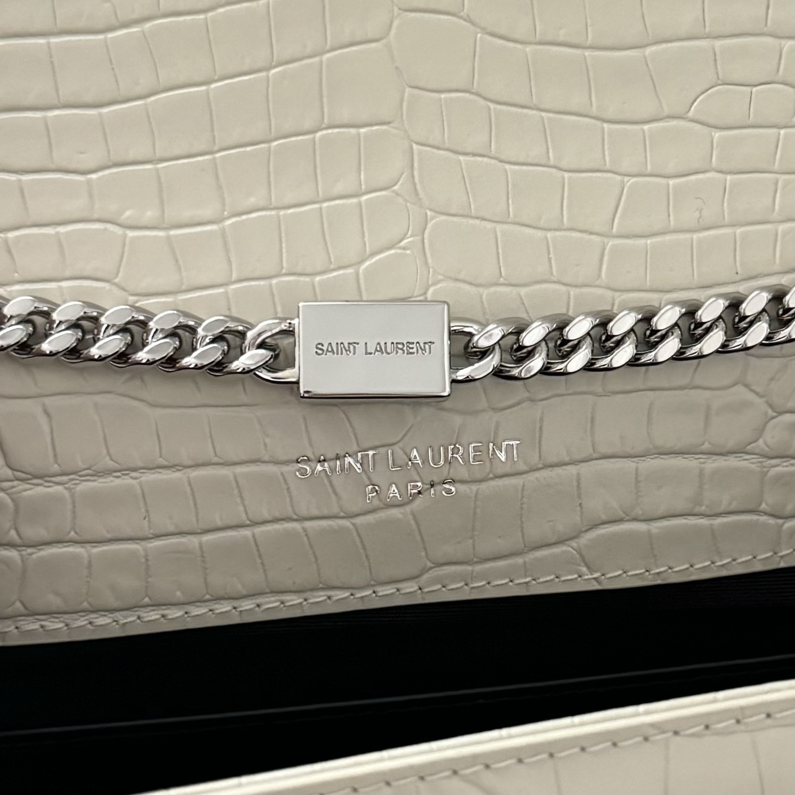 全套包装！Kate中号小鳄鱼纹流苏包，经典的款式搭配牛皮压鳄鱼纹，非常亮眼。流苏的设计给这款包包增加了柔