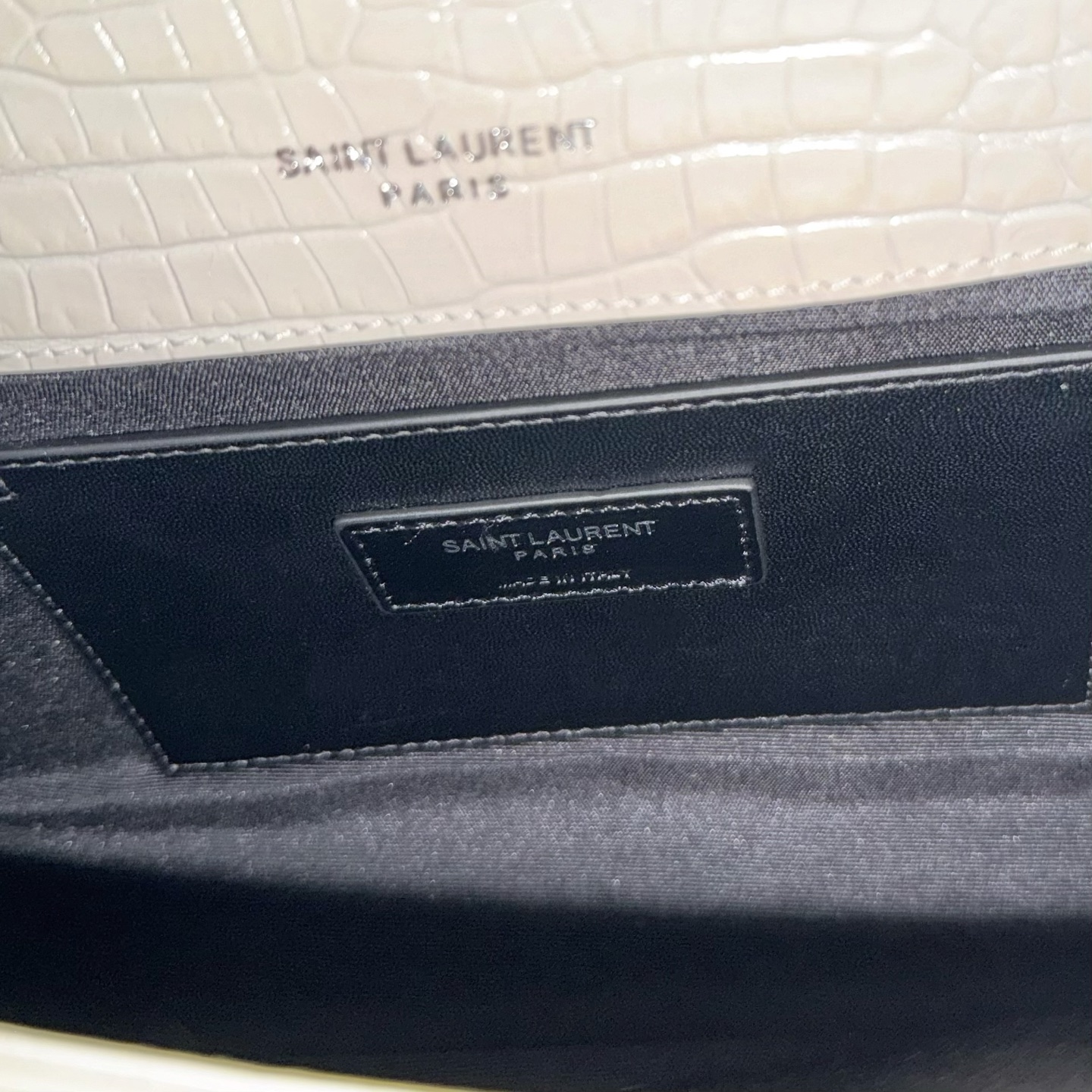 全套包装！Kate中号小鳄鱼纹流苏包，经典的款式搭配牛皮压鳄鱼纹，非常亮眼。流苏的设计给这款包包增加了柔