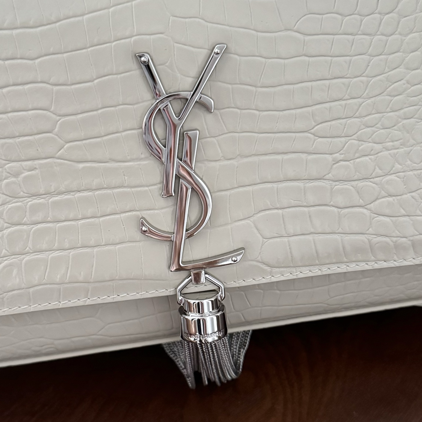 全套包装！Kate中号小鳄鱼纹流苏包，经典的款式搭配牛皮压鳄鱼纹，非常亮眼。流苏的设计给这款包包增加了柔