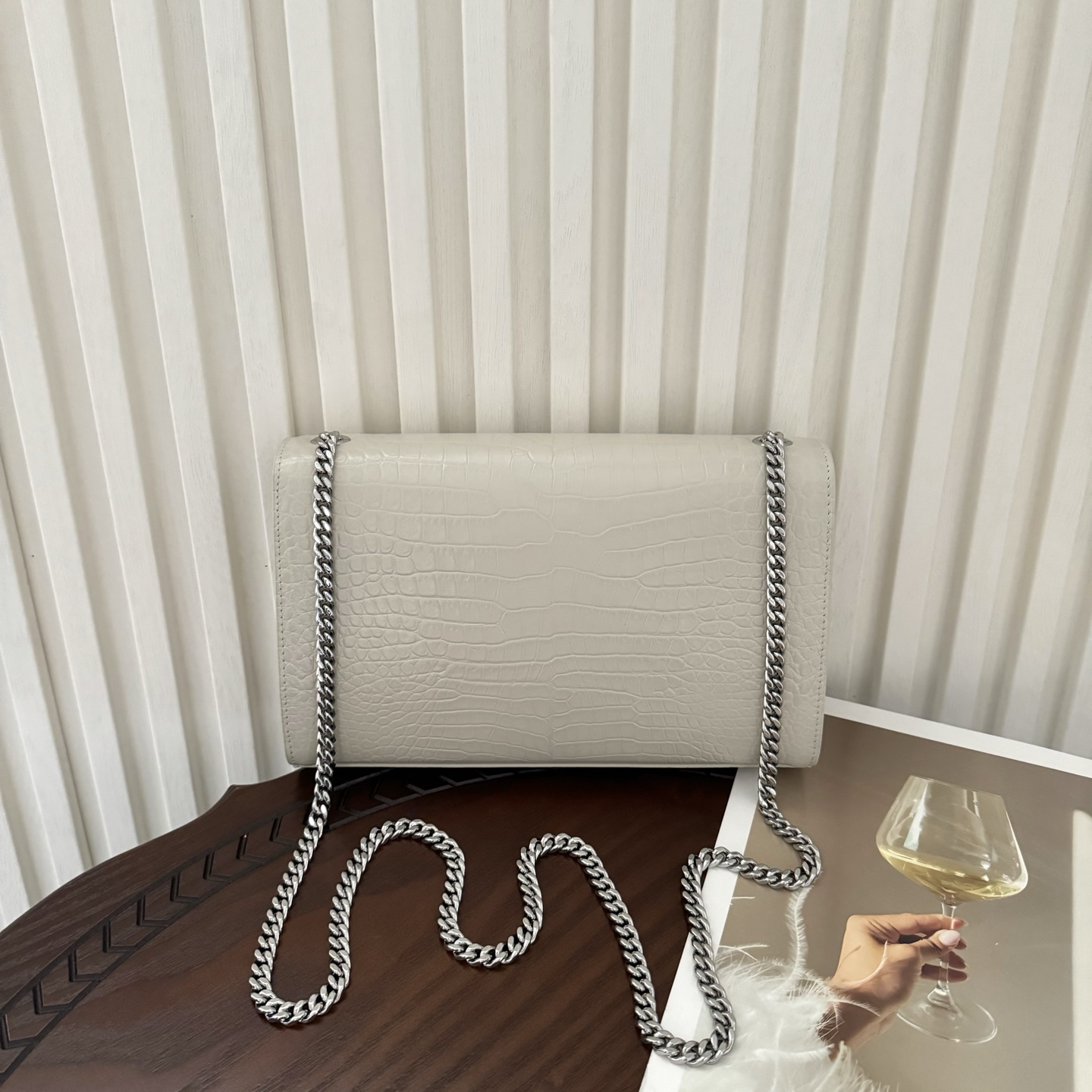 全套包装！Kate中号小鳄鱼纹流苏包，经典的款式搭配牛皮压鳄鱼纹，非常亮眼。流苏的设计给这款包包增加了柔