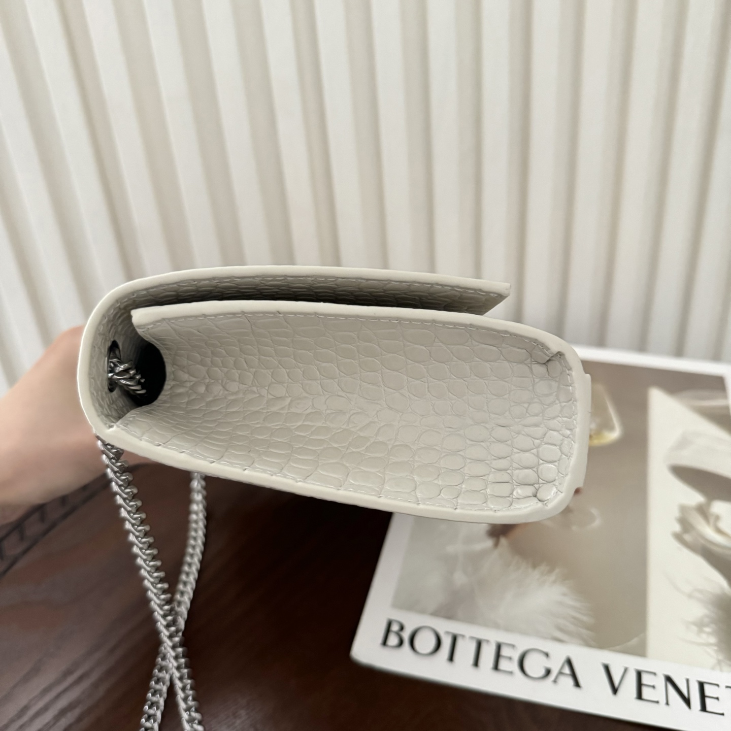 全套包装！Kate中号小鳄鱼纹流苏包，经典的款式搭配牛皮压鳄鱼纹，非常亮眼。流苏的设计给这款包包增加了柔