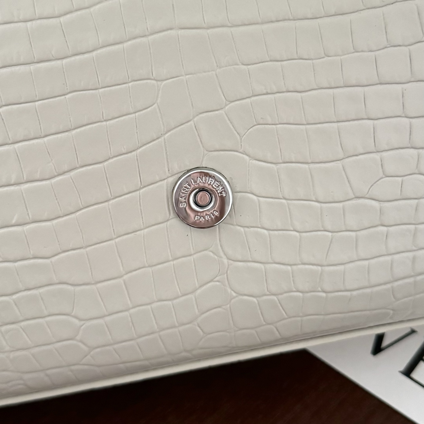 全套包装！Kate中号小鳄鱼纹流苏包，经典的款式搭配牛皮压鳄鱼纹，非常亮眼。流苏的设计给这款包包增加了柔