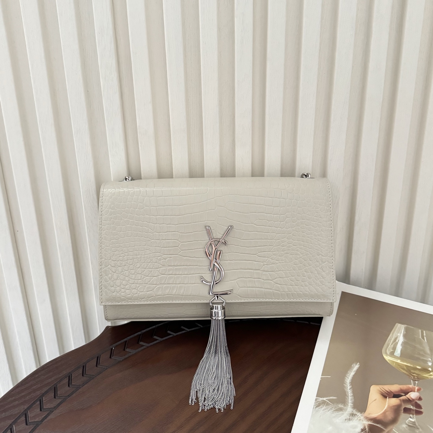 全套包装！Kate中号小鳄鱼纹流苏包，经典的款式搭配牛皮压鳄鱼纹，非常亮眼。流苏的设计给这款包包增加了柔