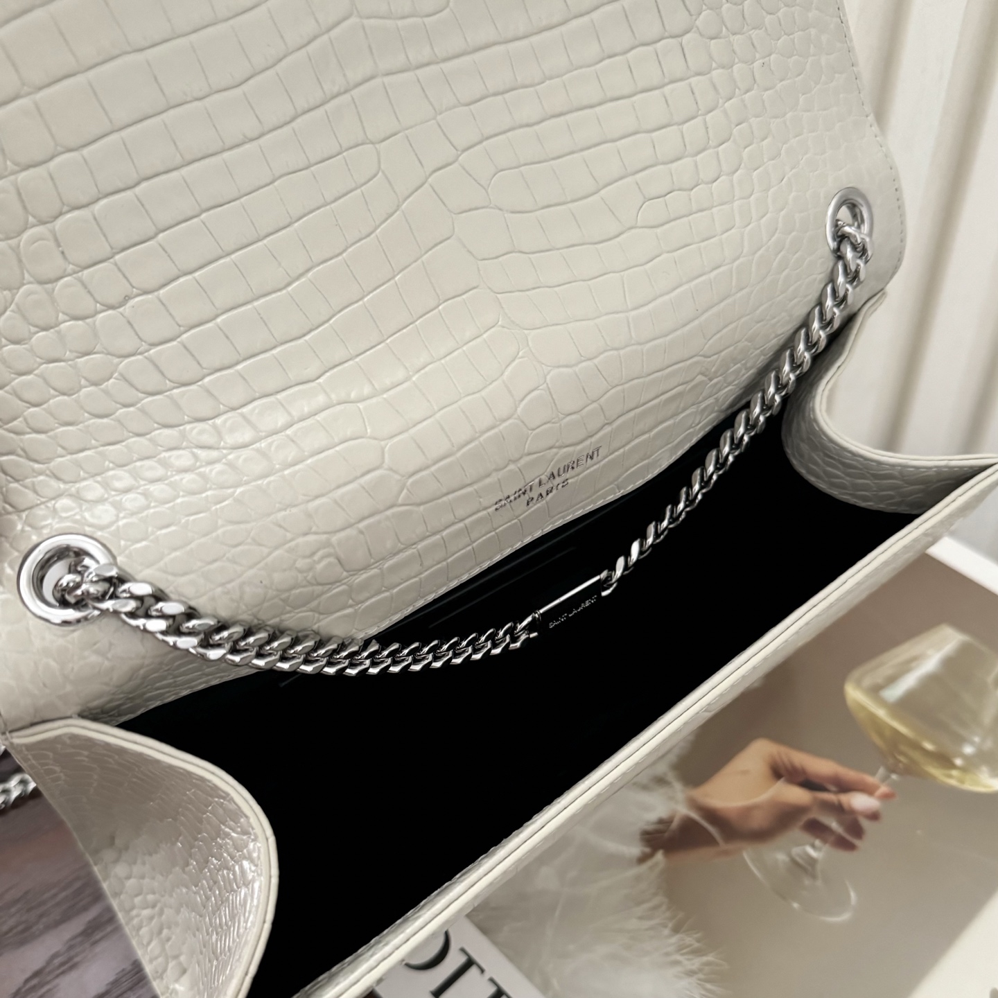 全套包装！Kate中号小鳄鱼纹流苏包，经典的款式搭配牛皮压鳄鱼纹，非常亮眼。流苏的设计给这款包包增加了柔