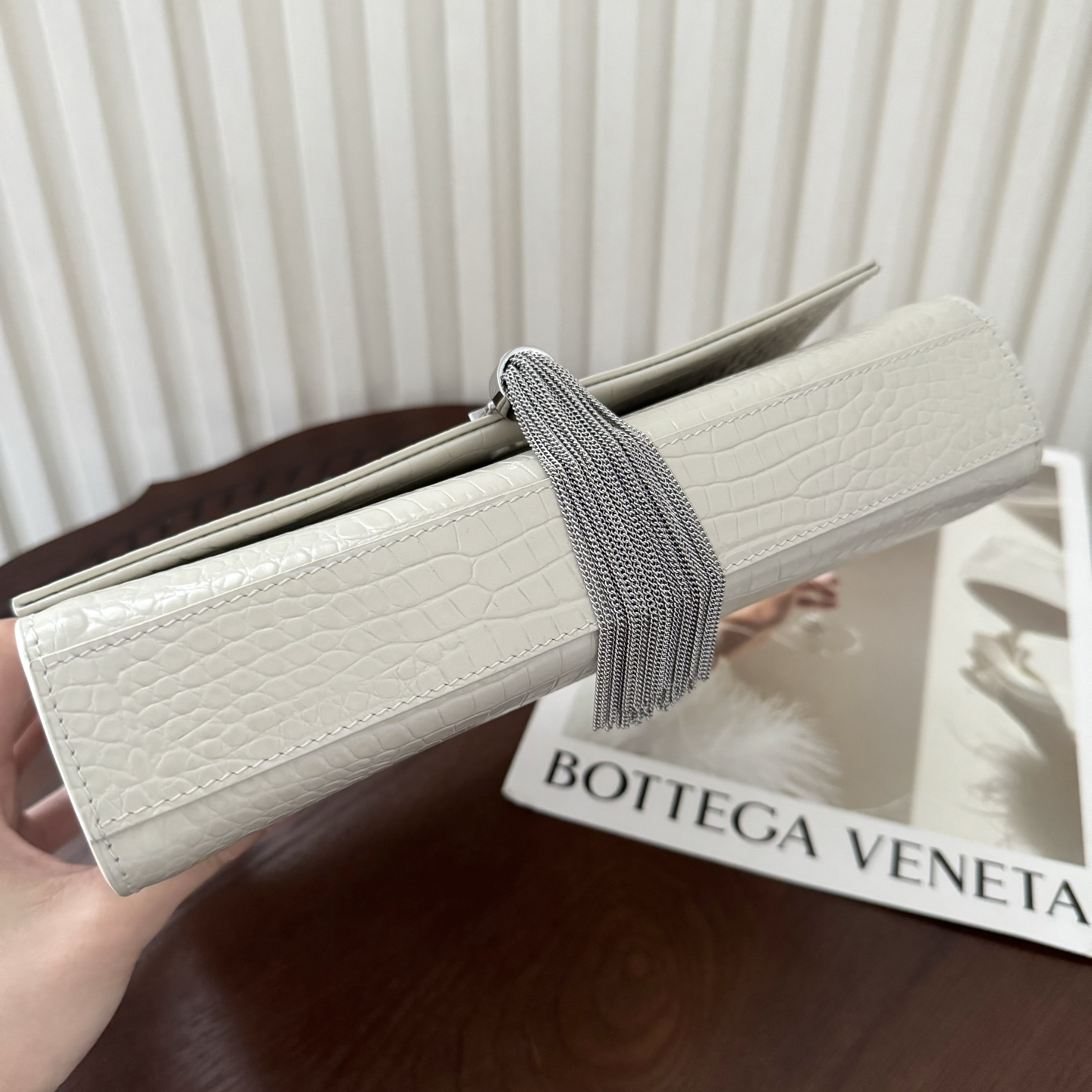 全套包装！Kate中号小鳄鱼纹流苏包，经典的款式搭配牛皮压鳄鱼纹，非常亮眼。流苏的设计给这款包包增加了柔