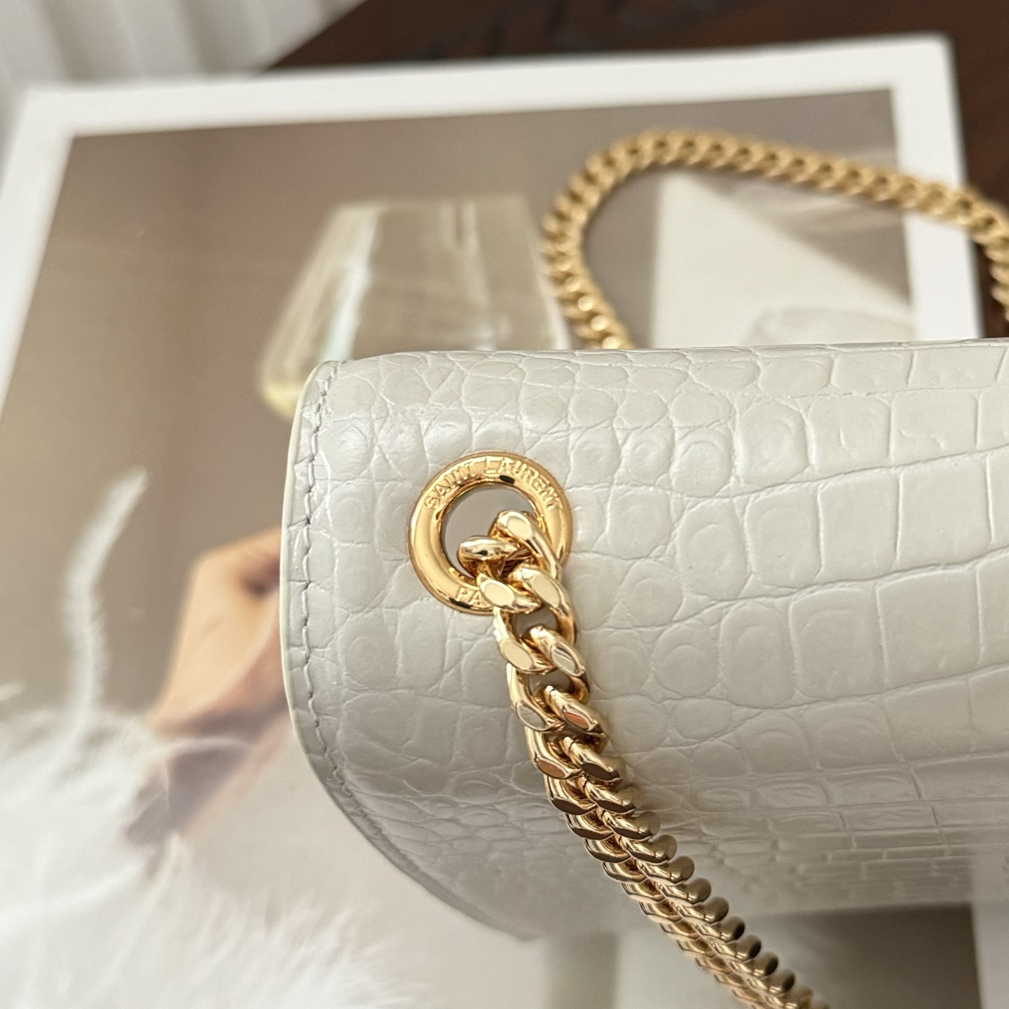 全套包装！Kate中号小鳄鱼纹流苏包，经典的款式搭配牛皮压鳄鱼纹，非常亮眼。流苏的设计给这款包包增加了柔