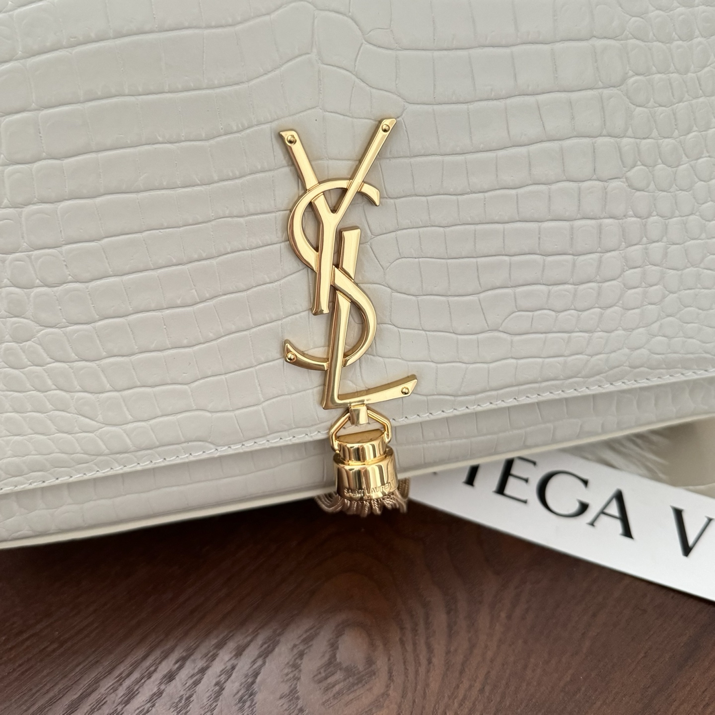 全套包装！Kate中号小鳄鱼纹流苏包，经典的款式搭配牛皮压鳄鱼纹，非常亮眼。流苏的设计给这款包包增加了柔