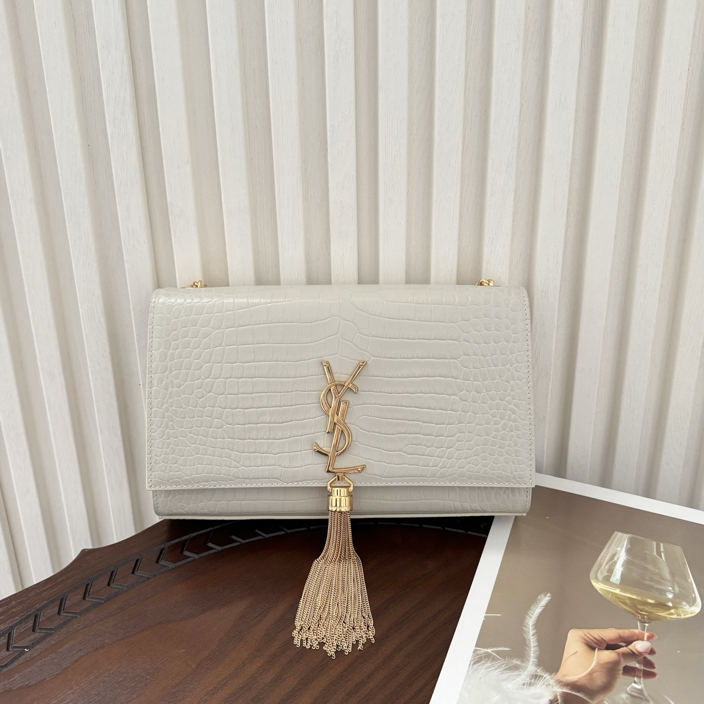 全套包装！Kate中号小鳄鱼纹流苏包，经典的款式搭配牛皮压鳄鱼纹，非常亮眼。流苏的设计给这款包包增加了柔