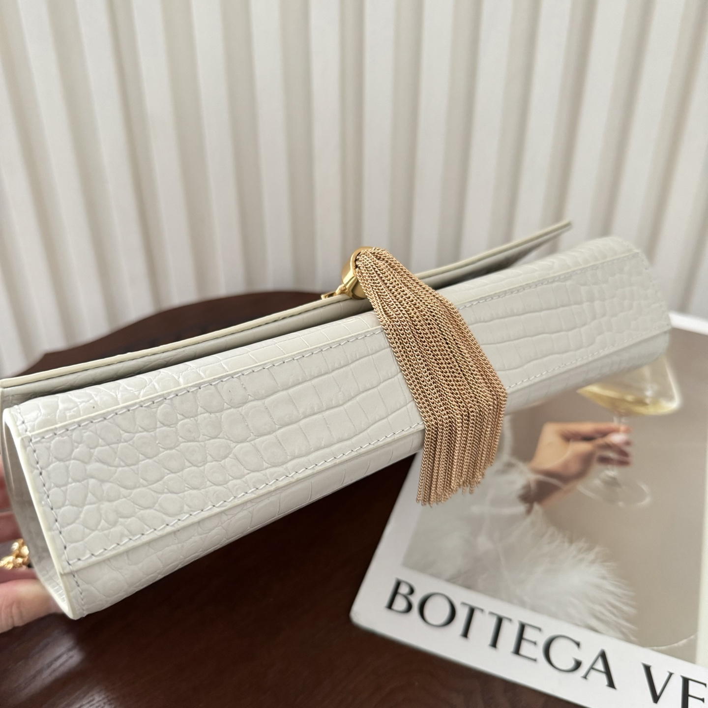 全套包装！Kate中号小鳄鱼纹流苏包，经典的款式搭配牛皮压鳄鱼纹，非常亮眼。流苏的设计给这款包包增加了柔