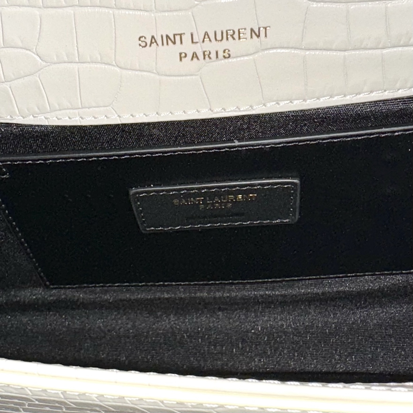 全套包装！Kate中号小鳄鱼纹流苏包，经典的款式搭配牛皮压鳄鱼纹，非常亮眼。流苏的设计给这款包包增加了柔