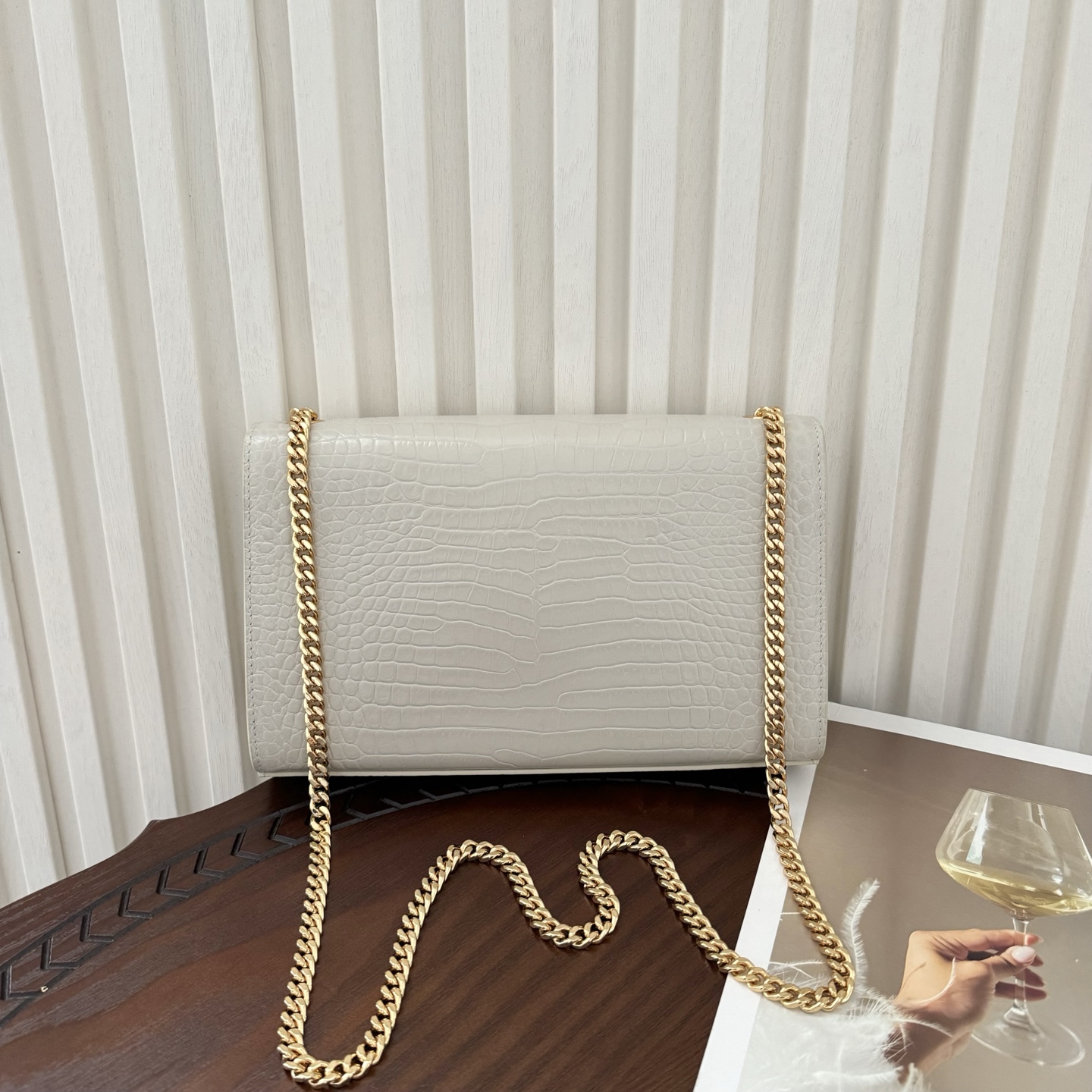 全套包装！Kate中号小鳄鱼纹流苏包，经典的款式搭配牛皮压鳄鱼纹，非常亮眼。流苏的设计给这款包包增加了柔