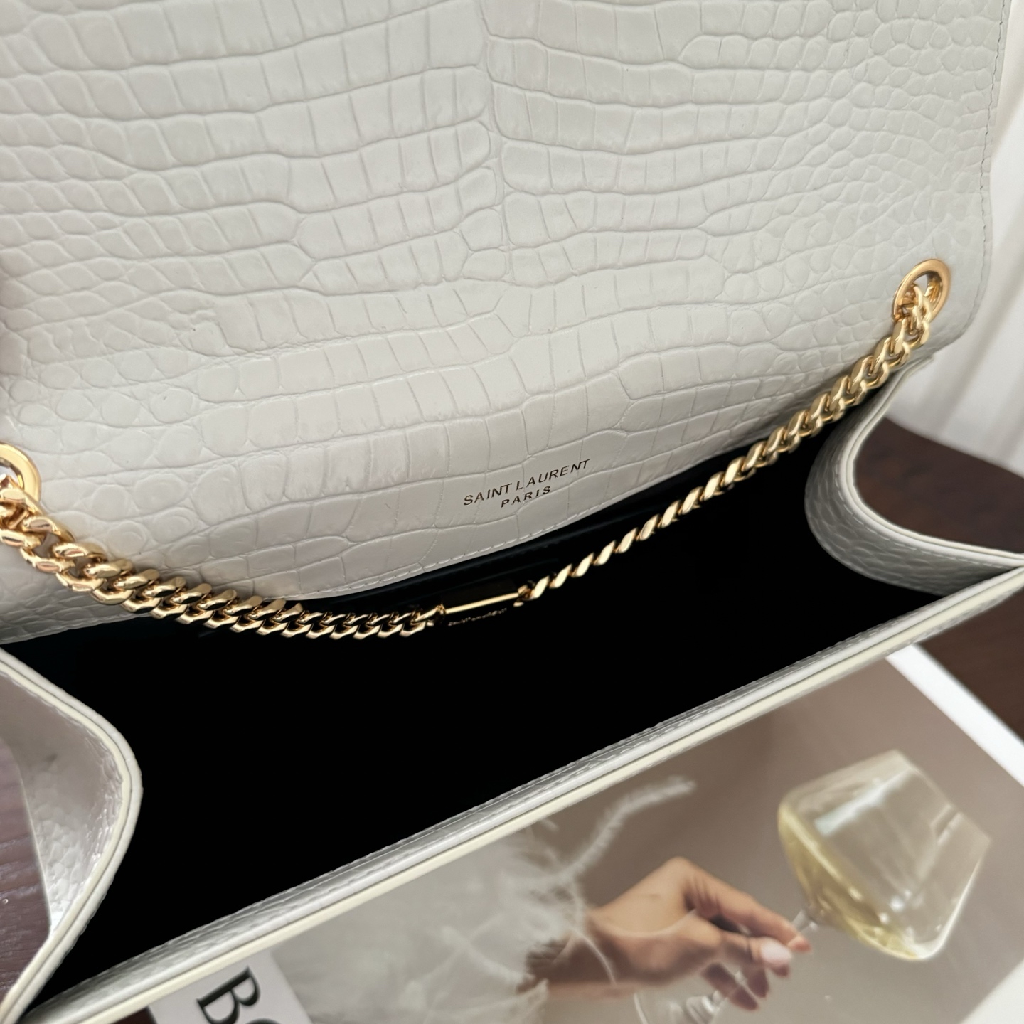 全套包装！Kate中号小鳄鱼纹流苏包，经典的款式搭配牛皮压鳄鱼纹，非常亮眼。流苏的设计给这款包包增加了柔