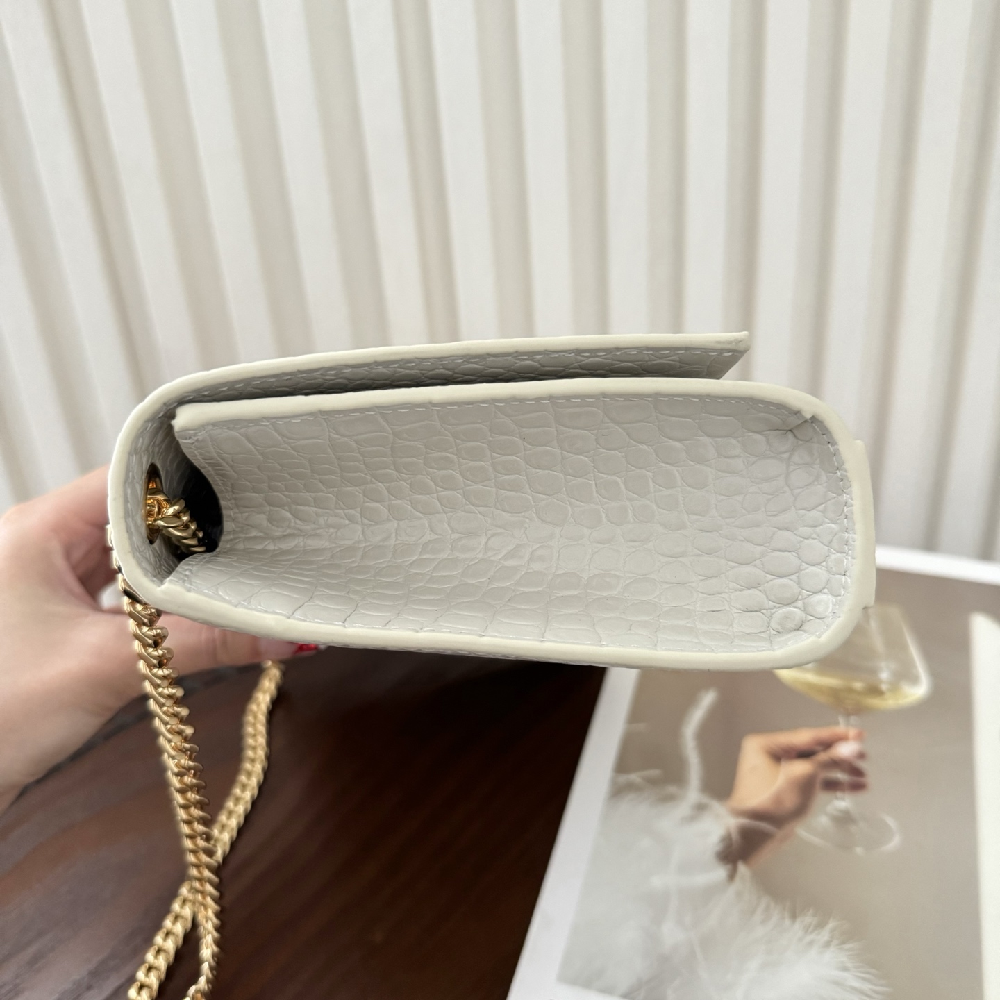 全套包装！Kate中号小鳄鱼纹流苏包，经典的款式搭配牛皮压鳄鱼纹，非常亮眼。流苏的设计给这款包包增加了柔