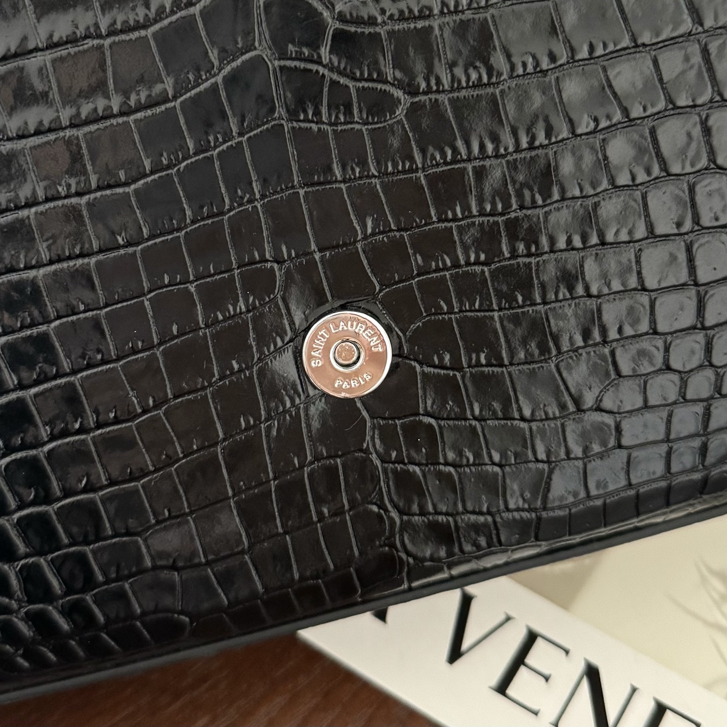 全套包装！Kate中号小鳄鱼纹流苏包，经典的款式搭配牛皮压鳄鱼纹，非常亮眼。流苏的设计给这款包包增加了柔