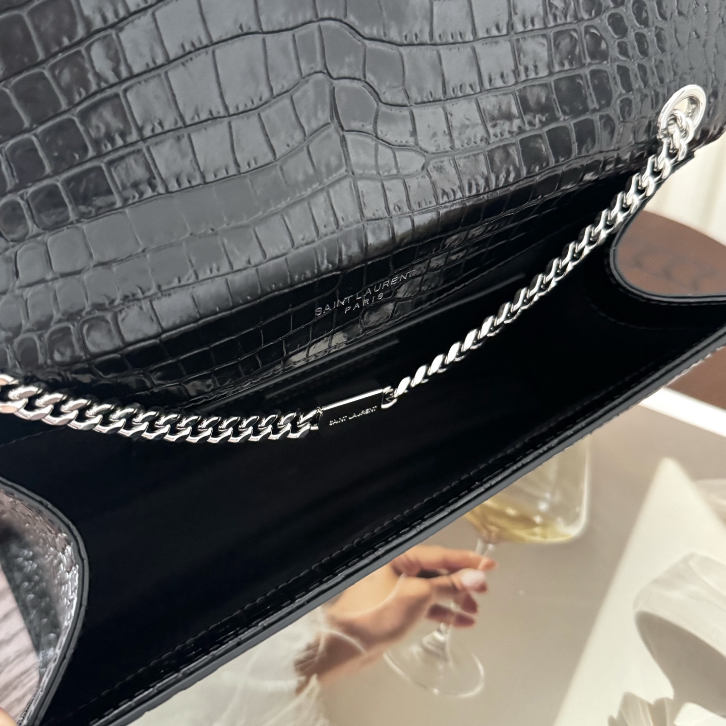 全套包装！Kate中号小鳄鱼纹流苏包，经典的款式搭配牛皮压鳄鱼纹，非常亮眼。流苏的设计给这款包包增加了柔