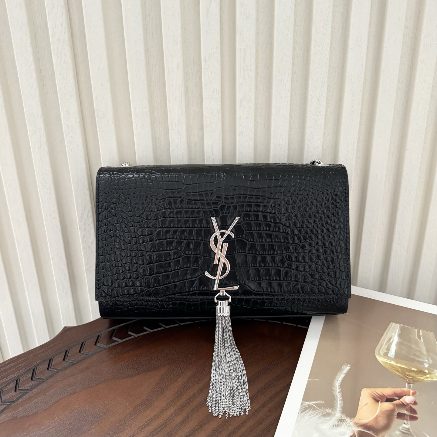 全套包装！Kate中号小鳄鱼纹流苏包，经典的款式搭配牛皮压鳄鱼纹，非常亮眼。流苏的设计给这款包包增加了柔