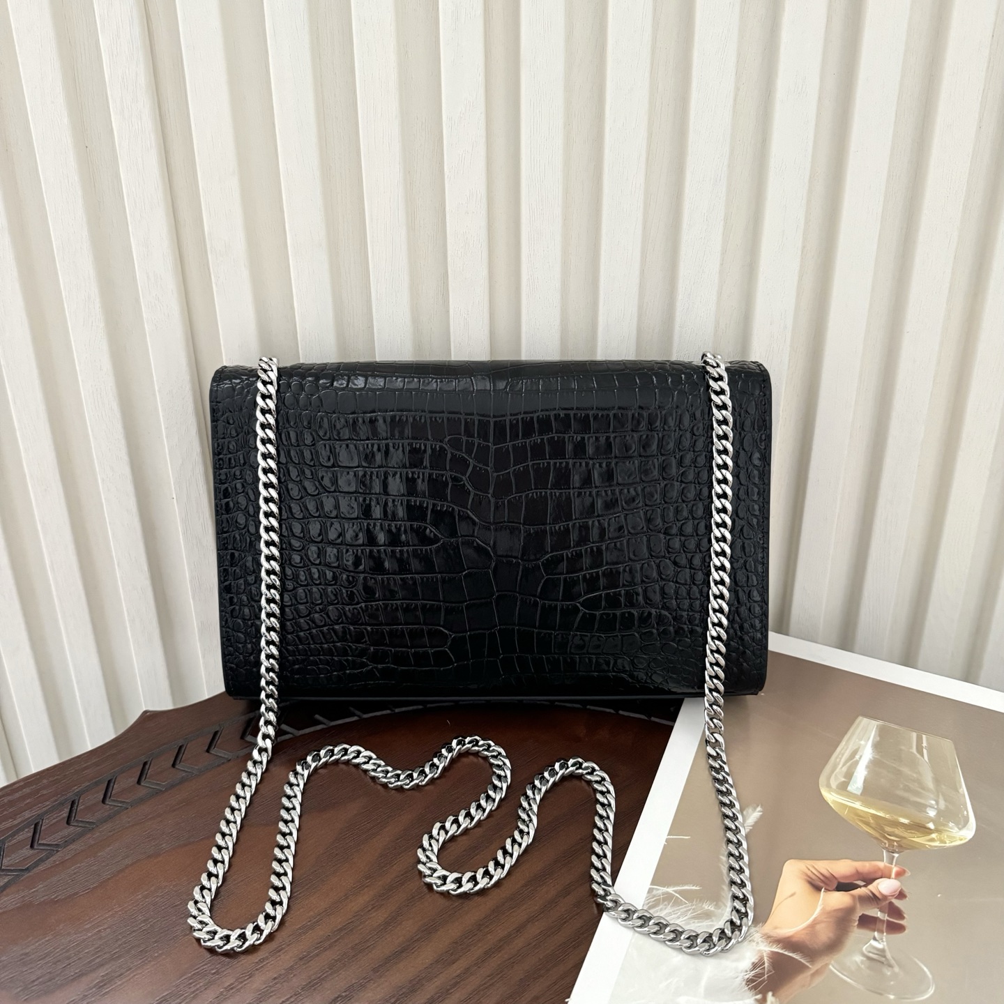 全套包装！Kate中号小鳄鱼纹流苏包，经典的款式搭配牛皮压鳄鱼纹，非常亮眼。流苏的设计给这款包包增加了柔