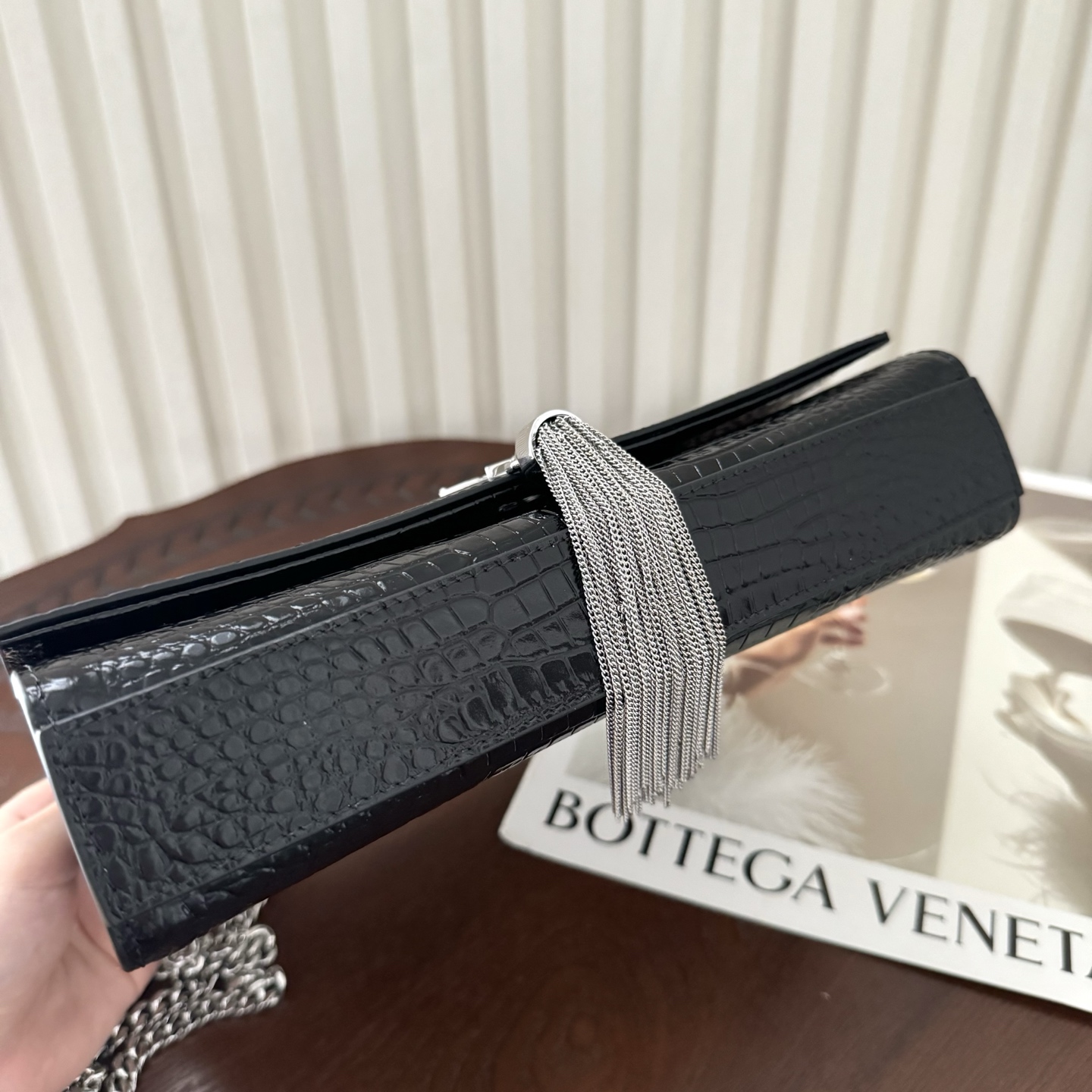 全套包装！Kate中号小鳄鱼纹流苏包，经典的款式搭配牛皮压鳄鱼纹，非常亮眼。流苏的设计给这款包包增加了柔