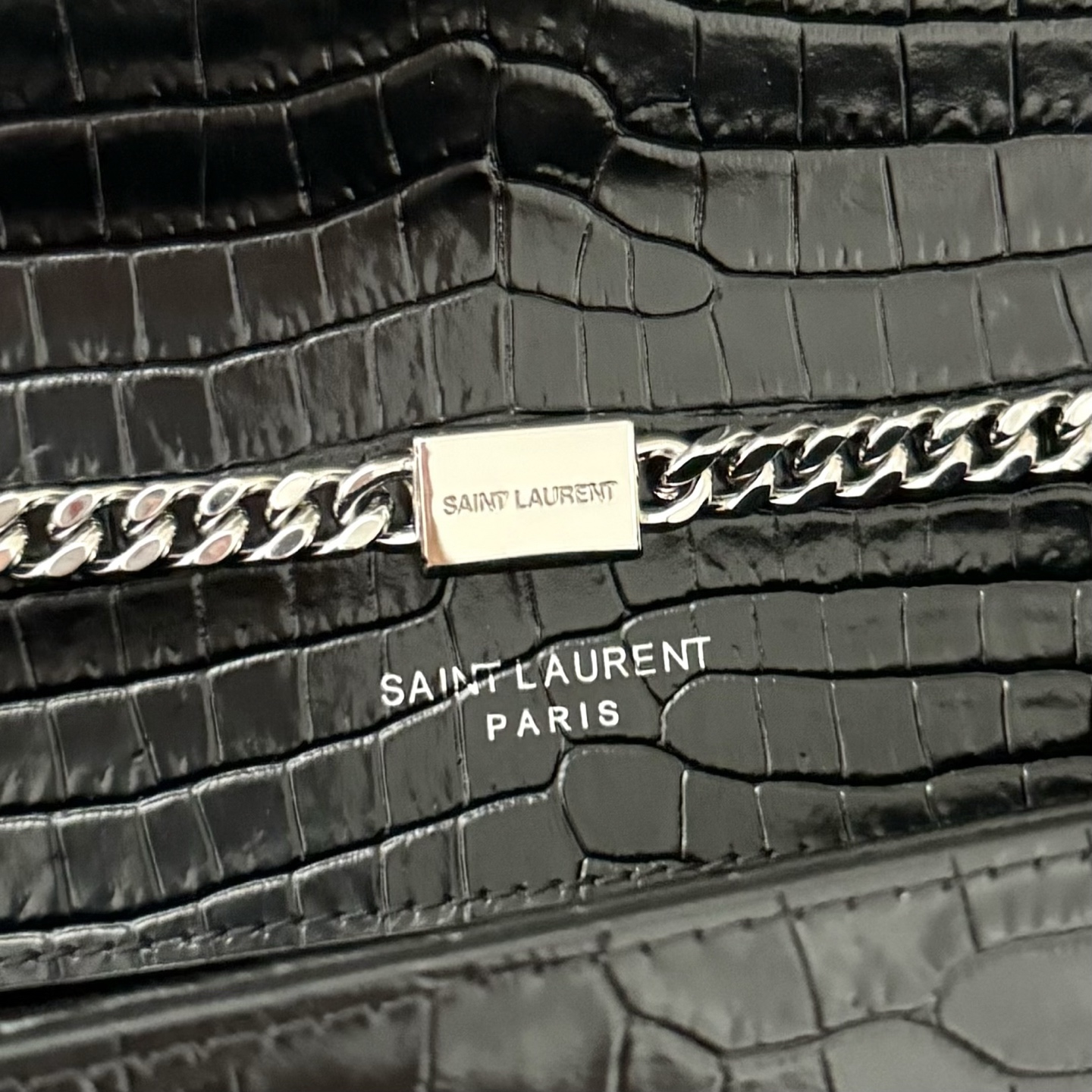 全套包装！Kate中号小鳄鱼纹流苏包，经典的款式搭配牛皮压鳄鱼纹，非常亮眼。流苏的设计给这款包包增加了柔