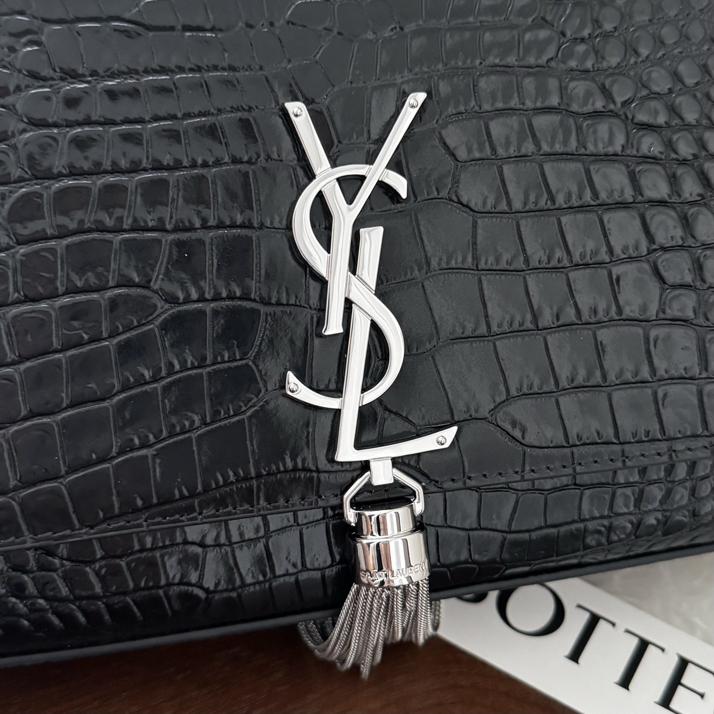 全套包装！Kate中号小鳄鱼纹流苏包，经典的款式搭配牛皮压鳄鱼纹，非常亮眼。流苏的设计给这款包包增加了柔