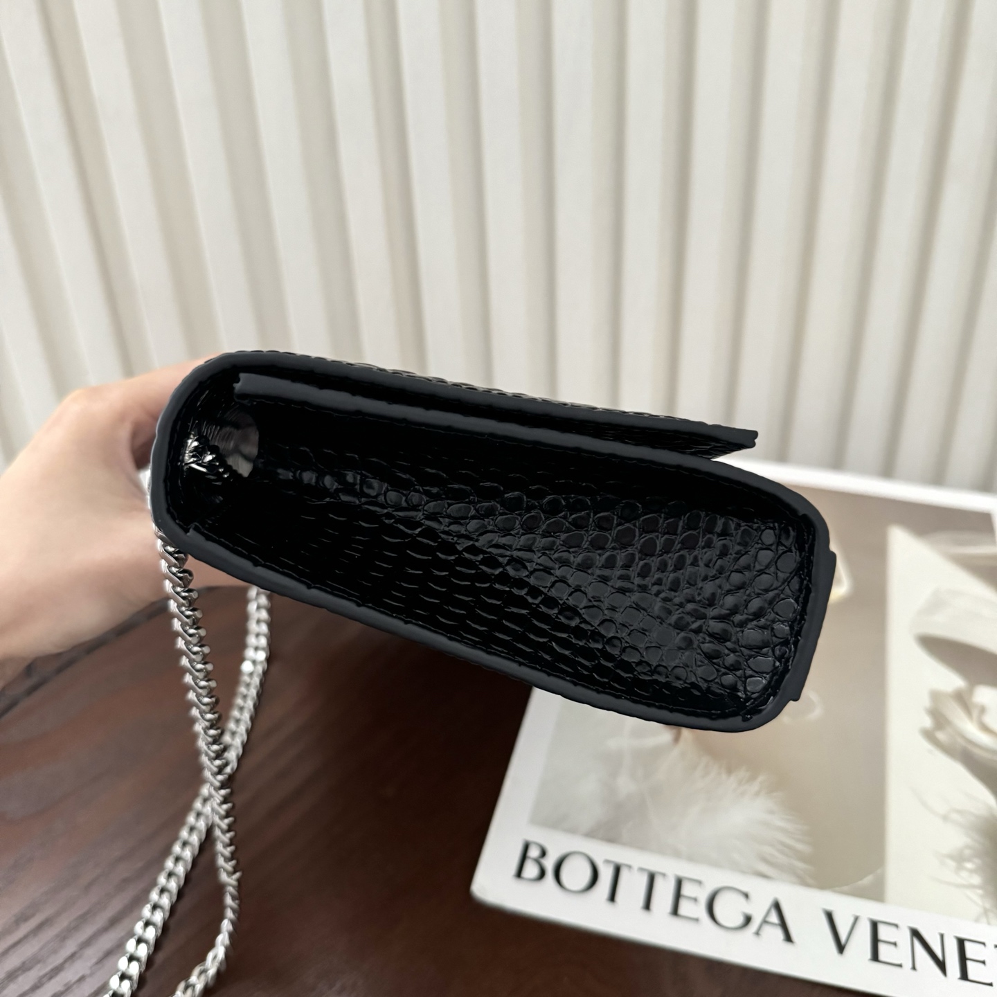 全套包装！Kate中号小鳄鱼纹流苏包，经典的款式搭配牛皮压鳄鱼纹，非常亮眼。流苏的设计给这款包包增加了柔