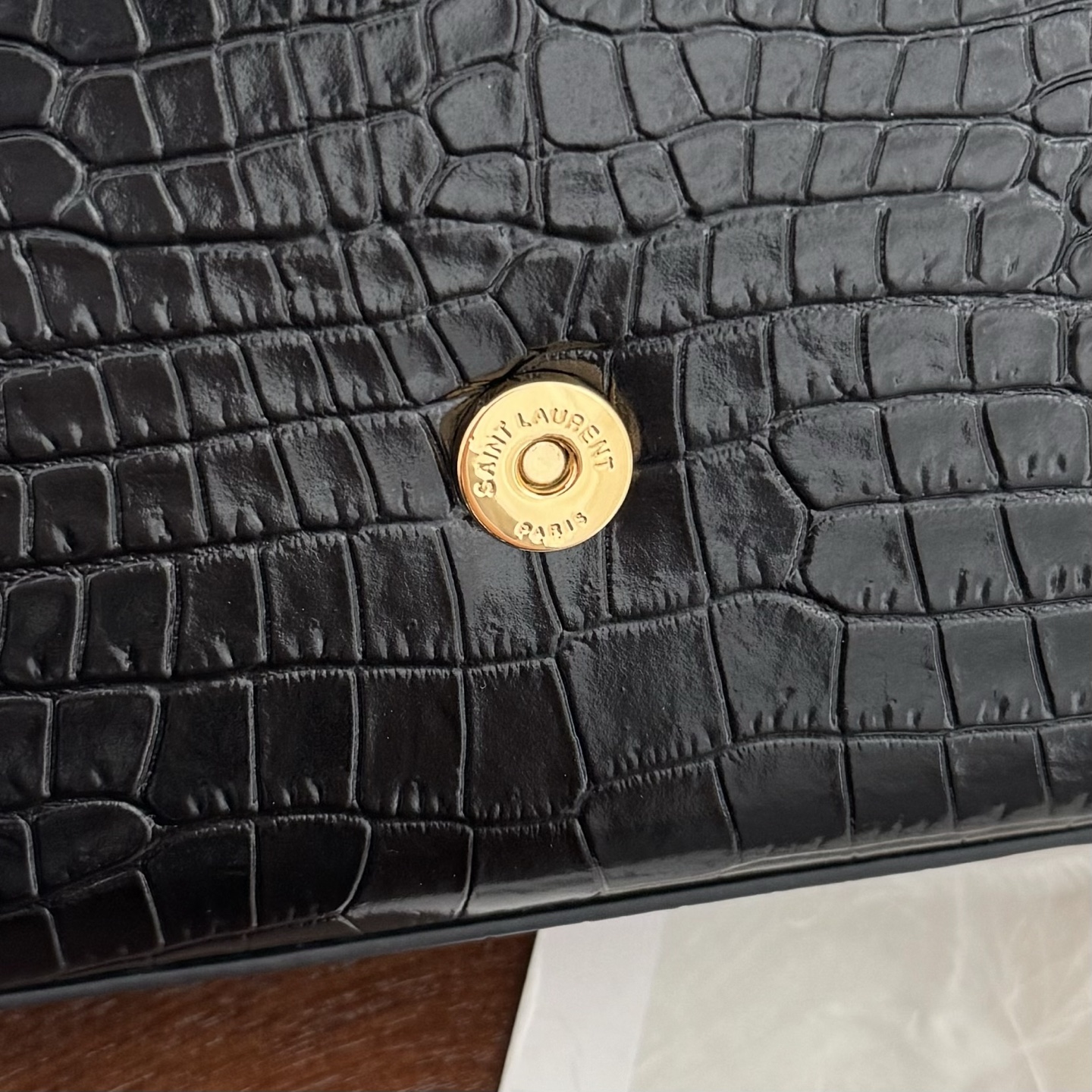 全套包装！Kate中号小鳄鱼纹流苏包，经典的款式搭配牛皮压鳄鱼纹，非常亮眼。流苏的设计给这款包包增加了柔