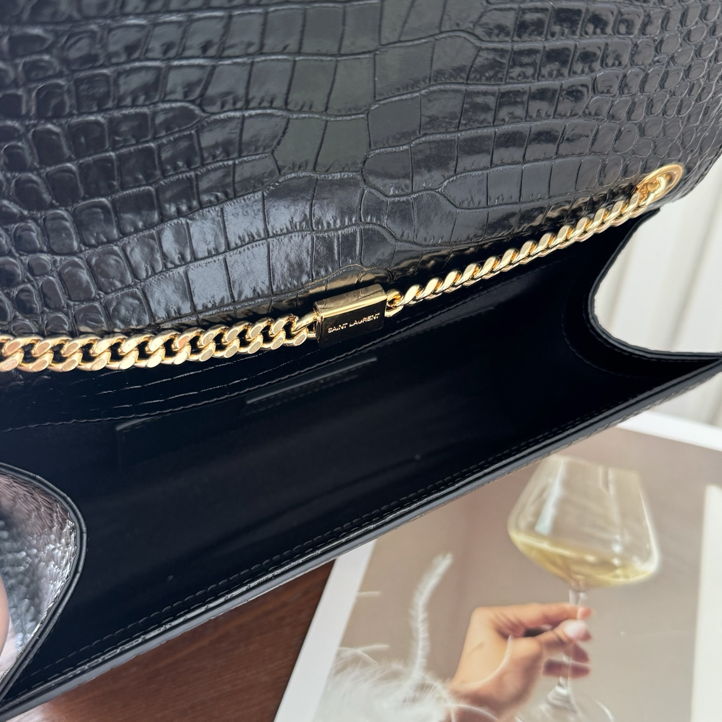 全套包装！Kate中号小鳄鱼纹流苏包，经典的款式搭配牛皮压鳄鱼纹，非常亮眼。流苏的设计给这款包包增加了柔