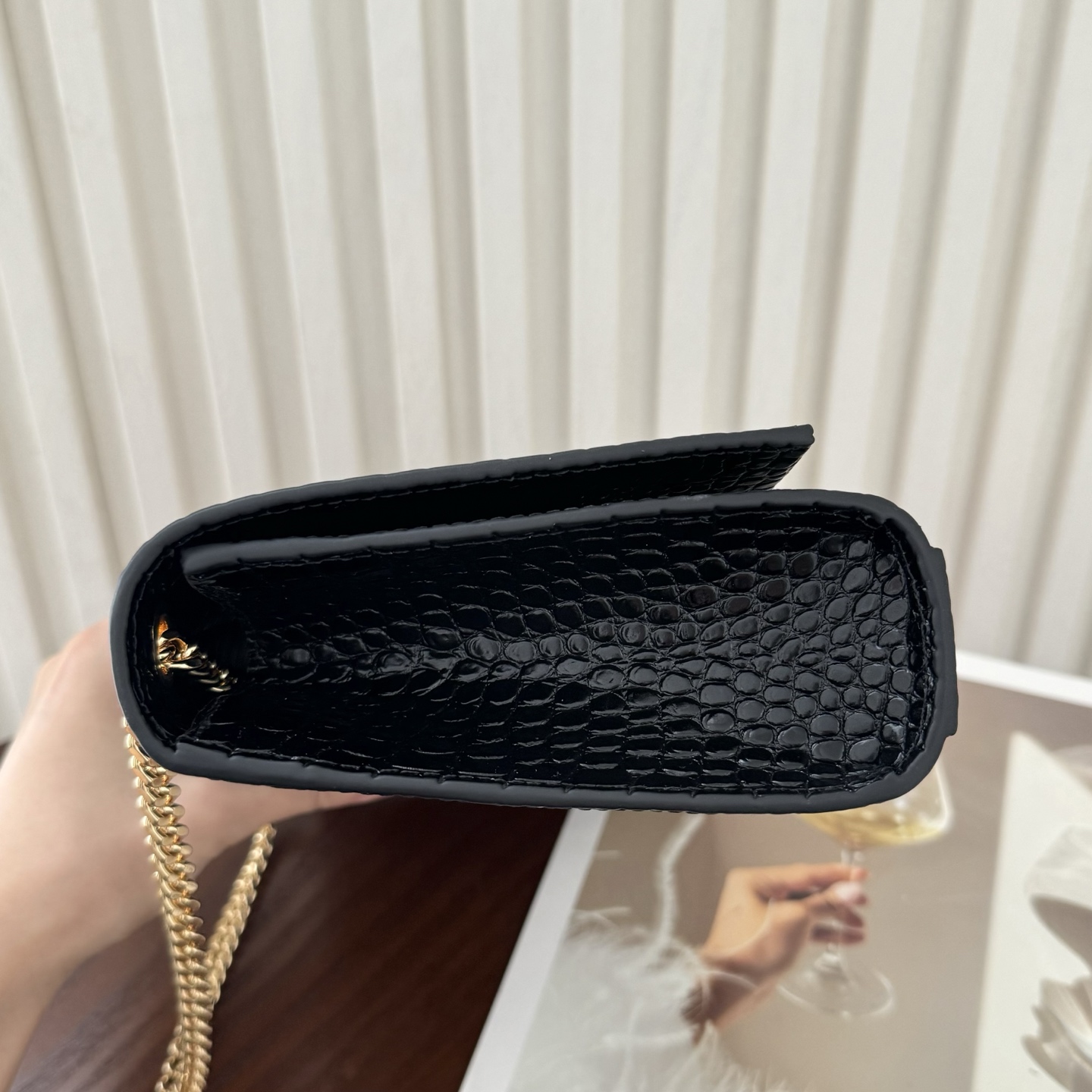 全套包装！Kate中号小鳄鱼纹流苏包，经典的款式搭配牛皮压鳄鱼纹，非常亮眼。流苏的设计给这款包包增加了柔