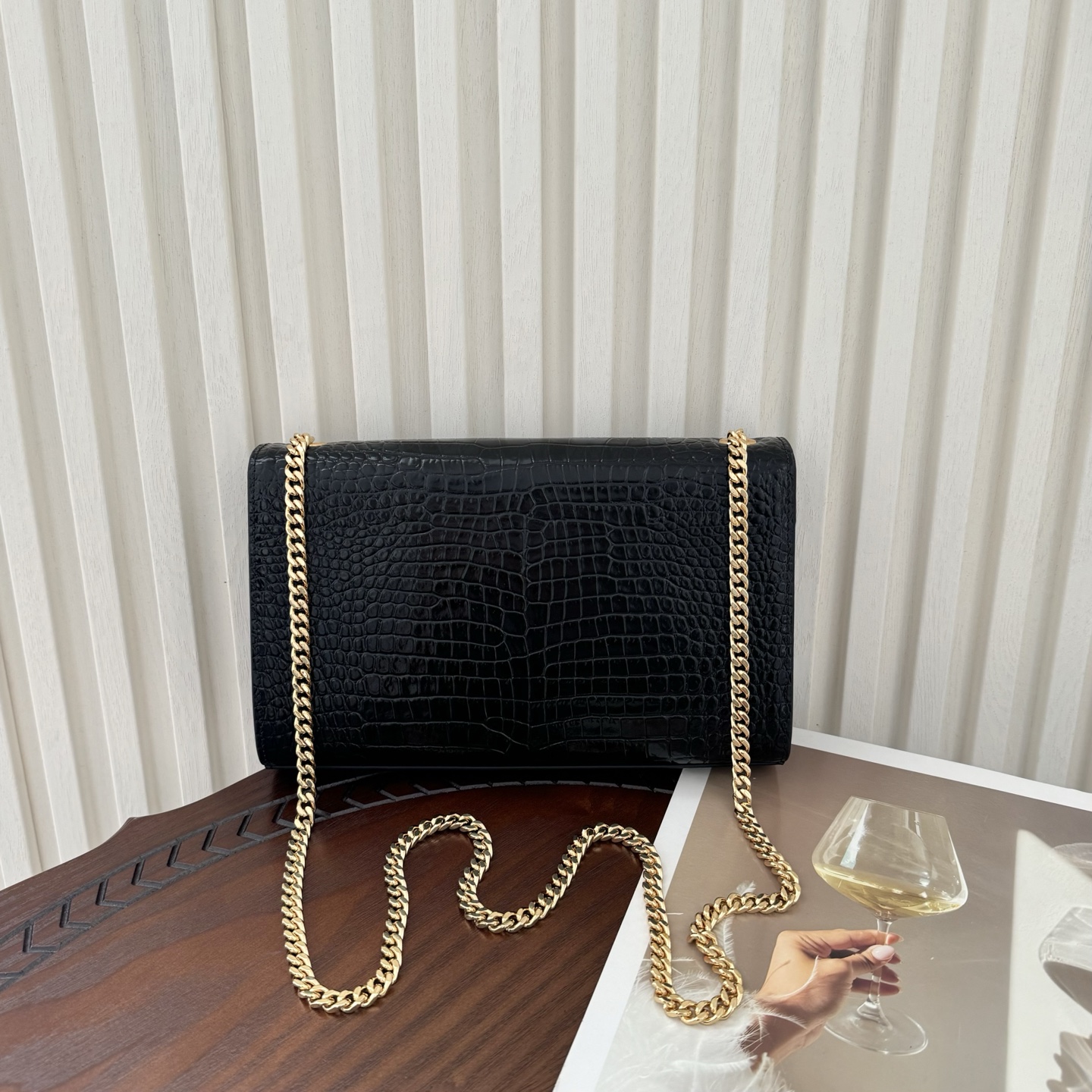 全套包装！Kate中号小鳄鱼纹流苏包，经典的款式搭配牛皮压鳄鱼纹，非常亮眼。流苏的设计给这款包包增加了柔