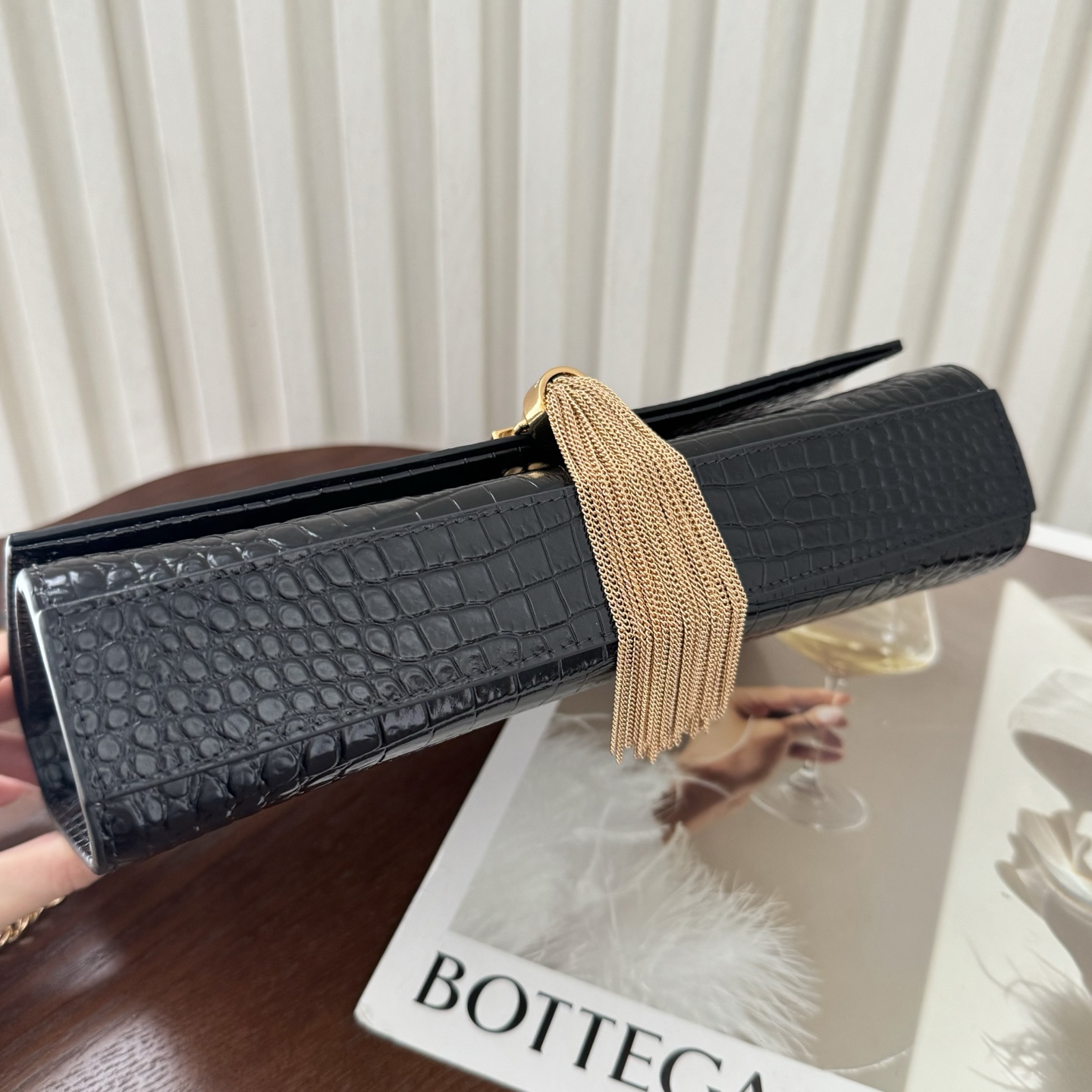 全套包装！Kate中号小鳄鱼纹流苏包，经典的款式搭配牛皮压鳄鱼纹，非常亮眼。流苏的设计给这款包包增加了柔