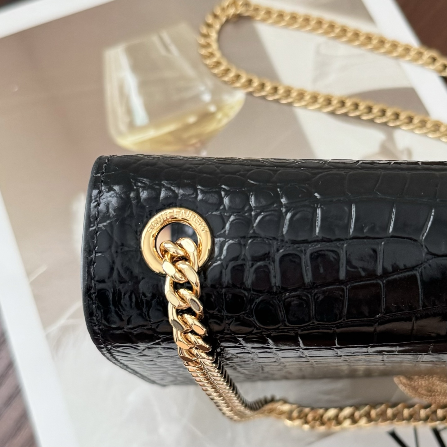 全套包装！Kate中号小鳄鱼纹流苏包，经典的款式搭配牛皮压鳄鱼纹，非常亮眼。流苏的设计给这款包包增加了柔