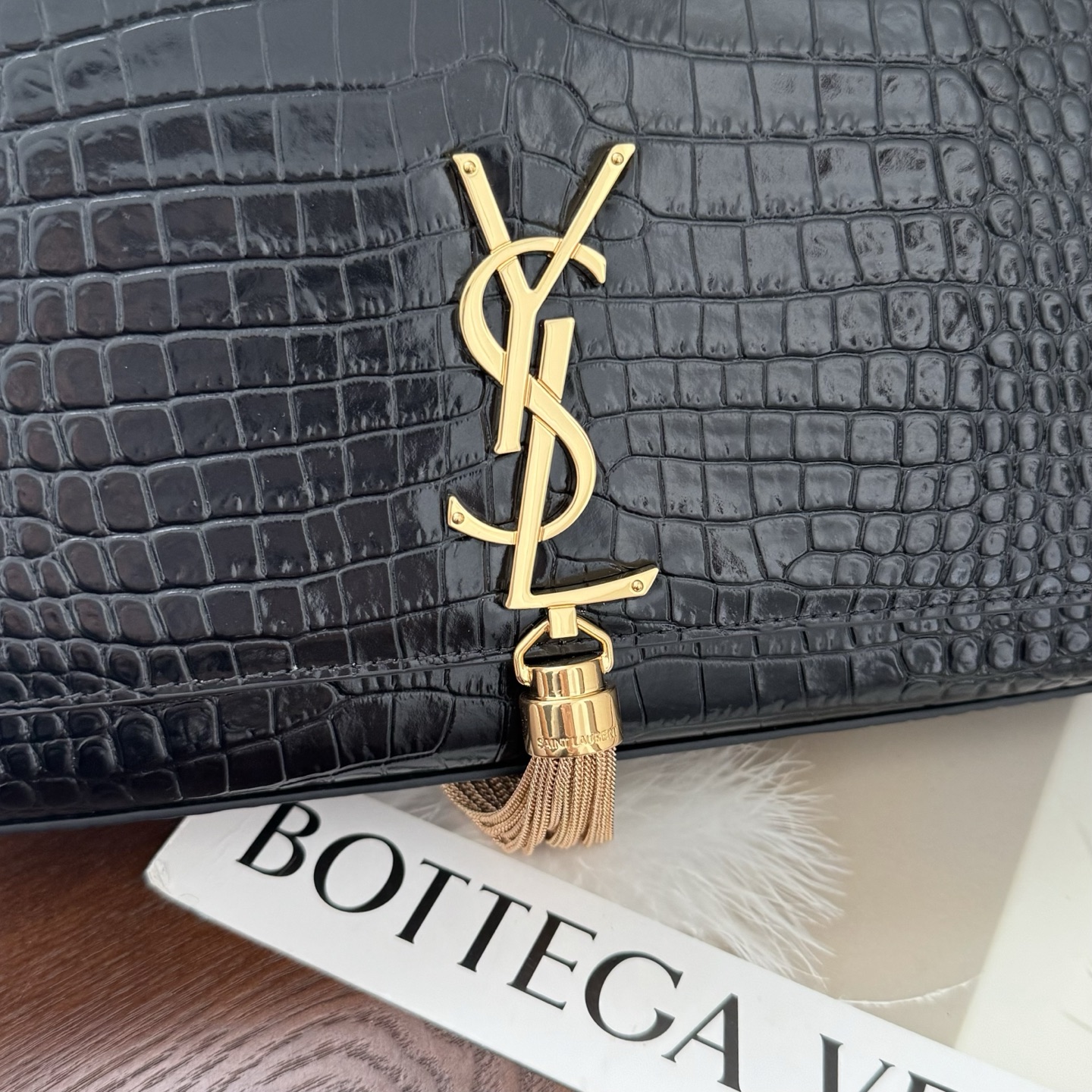 全套包装！Kate中号小鳄鱼纹流苏包，经典的款式搭配牛皮压鳄鱼纹，非常亮眼。流苏的设计给这款包包增加了柔