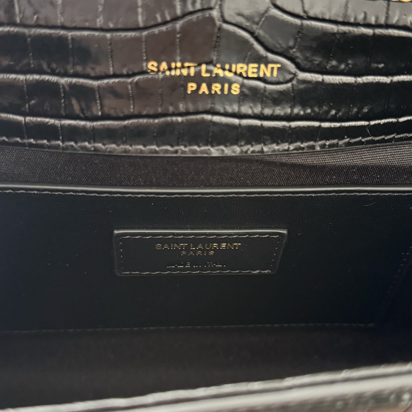 全套包装！Kate中号小鳄鱼纹流苏包，经典的款式搭配牛皮压鳄鱼纹，非常亮眼。流苏的设计给这款包包增加了柔