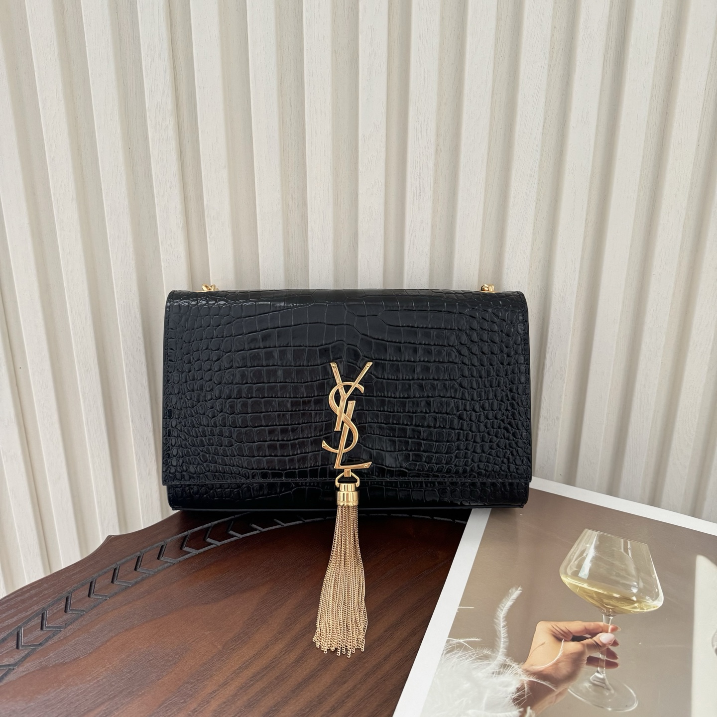 全套包装！Kate中号小鳄鱼纹流苏包，经典的款式搭配牛皮压鳄鱼纹，非常亮眼。流苏的设计给这款包包增加了柔