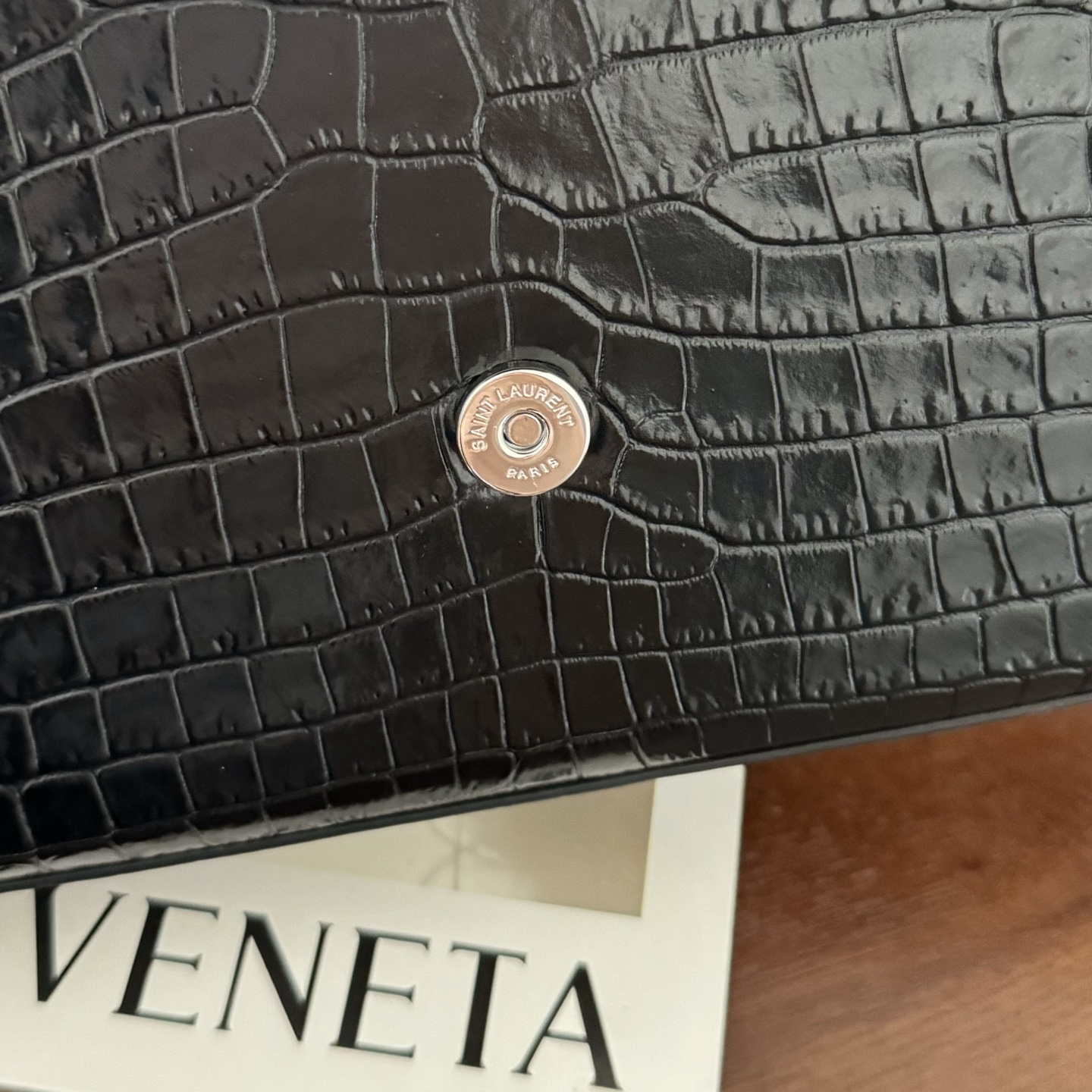 全套包装！kate小号小鳄鱼纹流苏包，经典的款式搭配牛皮压鳄鱼纹，非常亮眼。流苏的设计给这款包包增加了柔