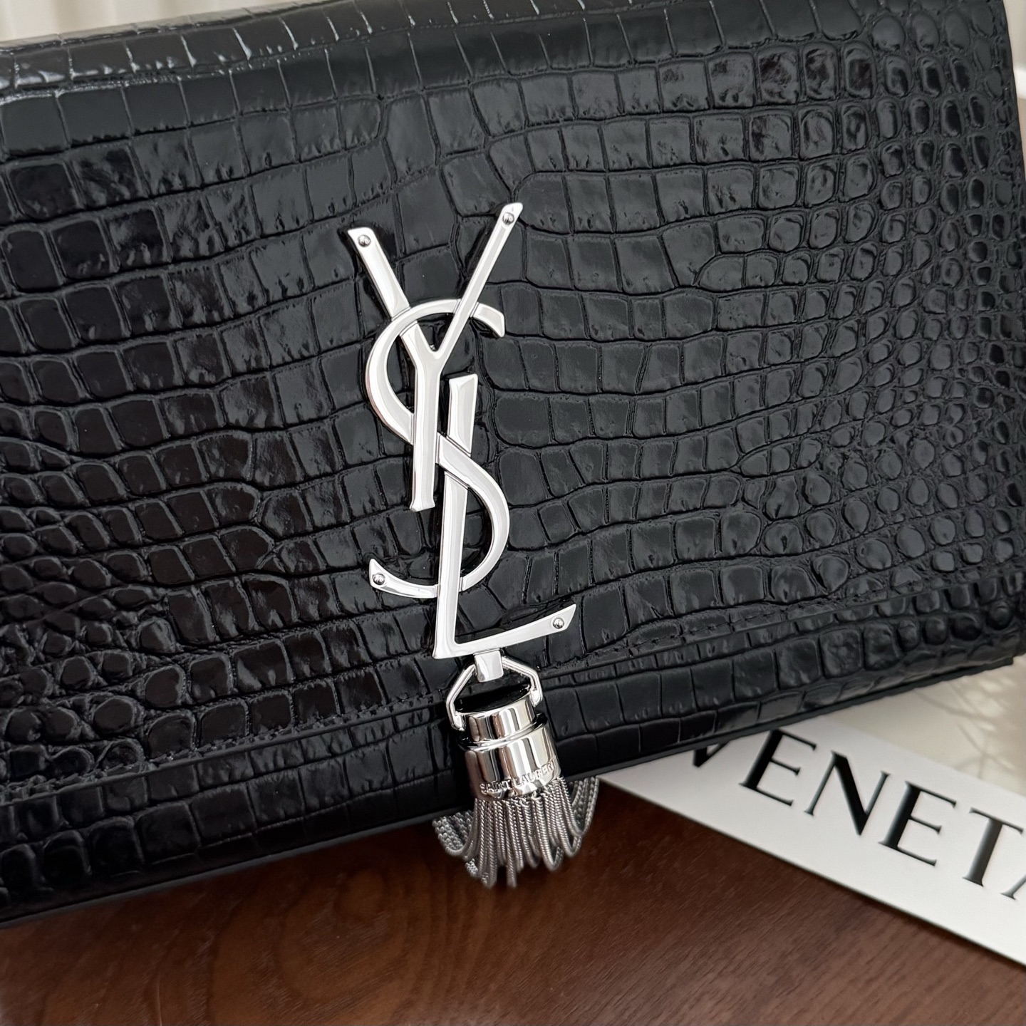 全套包装！kate小号小鳄鱼纹流苏包，经典的款式搭配牛皮压鳄鱼纹，非常亮眼。流苏的设计给这款包包增加了柔