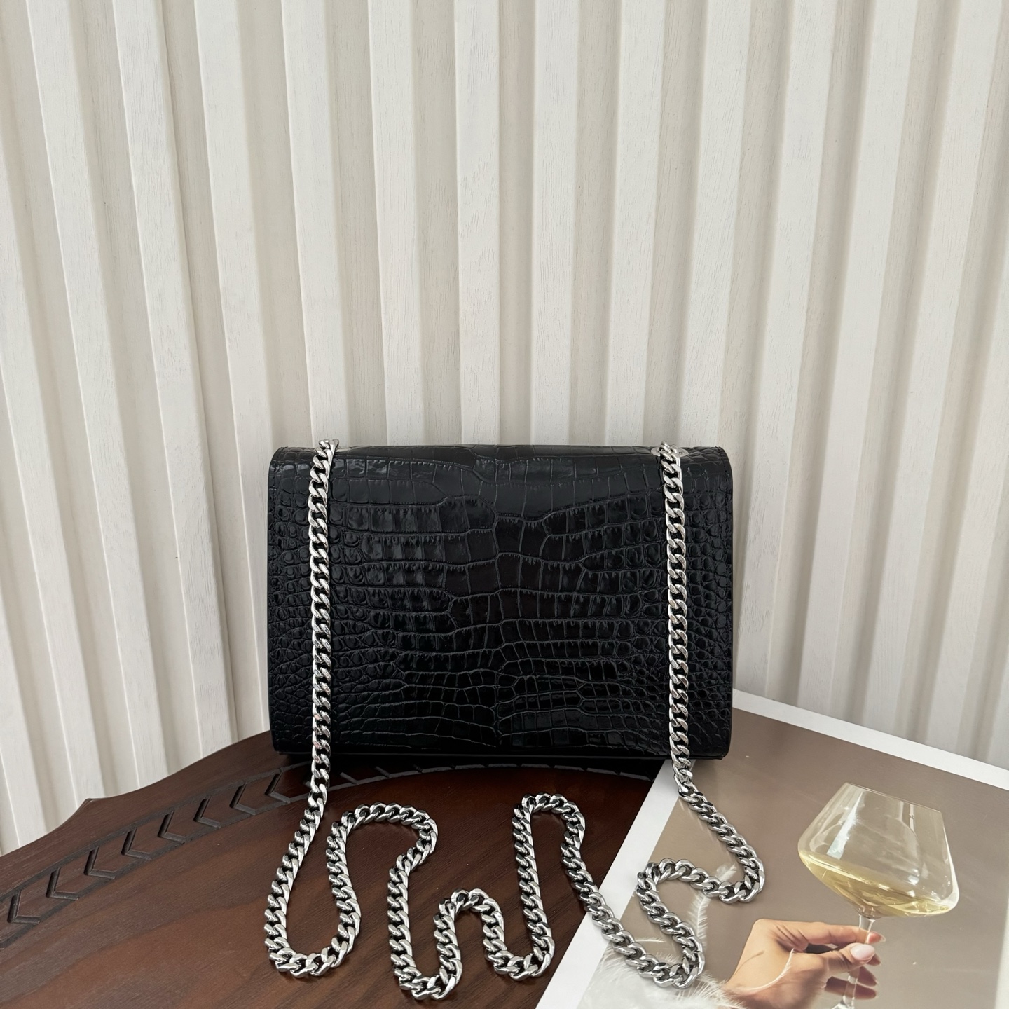 全套包装！kate小号小鳄鱼纹流苏包，经典的款式搭配牛皮压鳄鱼纹，非常亮眼。流苏的设计给这款包包增加了柔