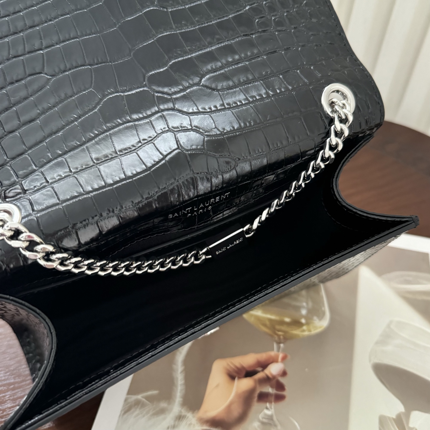 全套包装！kate小号小鳄鱼纹流苏包，经典的款式搭配牛皮压鳄鱼纹，非常亮眼。流苏的设计给这款包包增加了柔