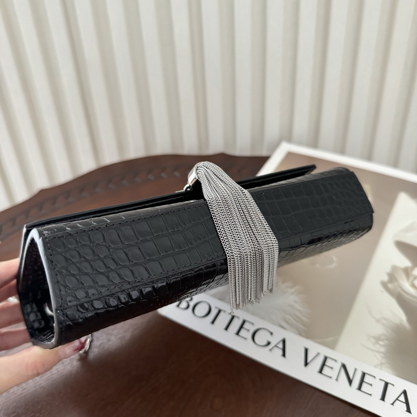 全套包装！kate小号小鳄鱼纹流苏包，经典的款式搭配牛皮压鳄鱼纹，非常亮眼。流苏的设计给这款包包增加了柔