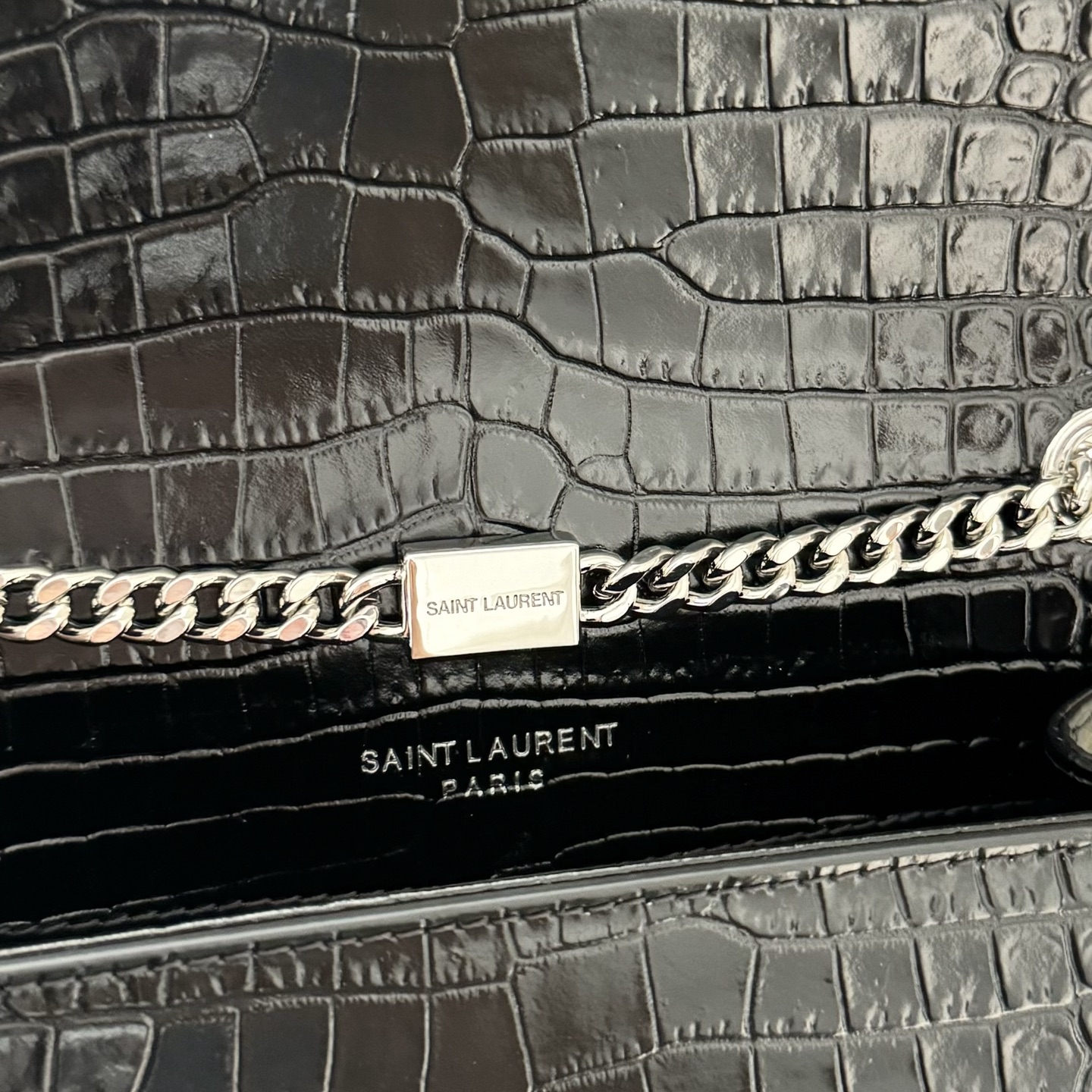 全套包装！kate小号小鳄鱼纹流苏包，经典的款式搭配牛皮压鳄鱼纹，非常亮眼。流苏的设计给这款包包增加了柔