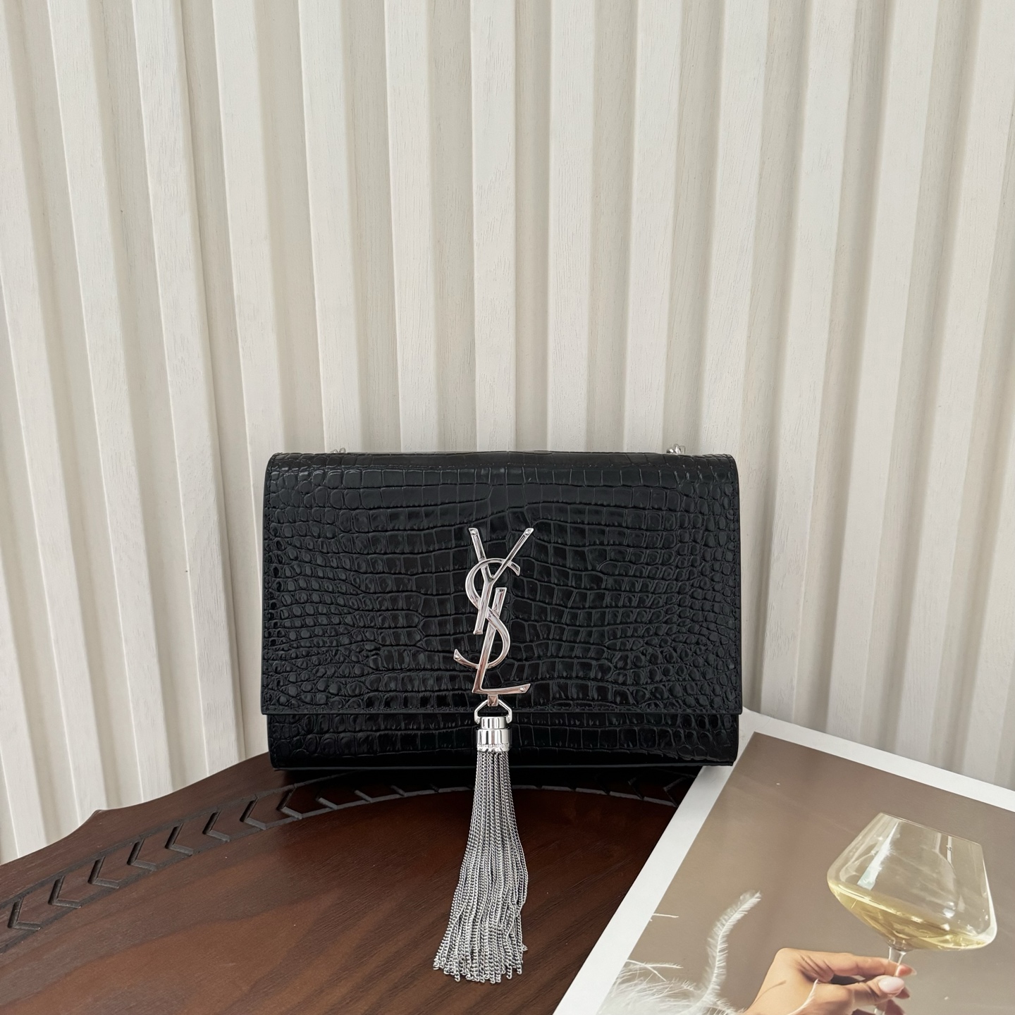 全套包装！kate小号小鳄鱼纹流苏包，经典的款式搭配牛皮压鳄鱼纹，非常亮眼。流苏的设计给这款包包增加了柔