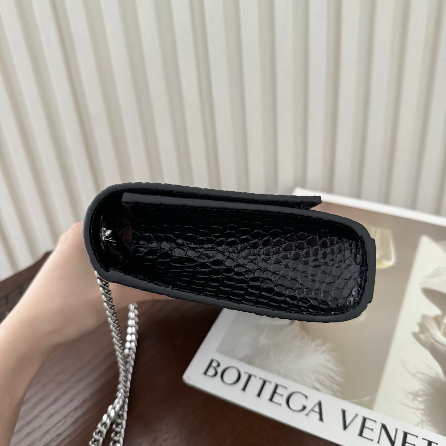 全套包装！kate小号小鳄鱼纹流苏包，经典的款式搭配牛皮压鳄鱼纹，非常亮眼。流苏的设计给这款包包增加了柔