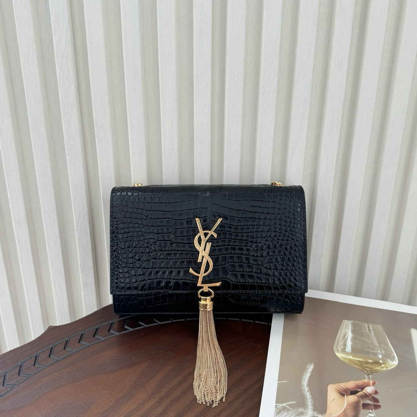 全套包装！kate小号小鳄鱼纹流苏包，经典的款式搭配牛皮压鳄鱼纹，非常亮眼。流苏的设计给这款包包增加了柔