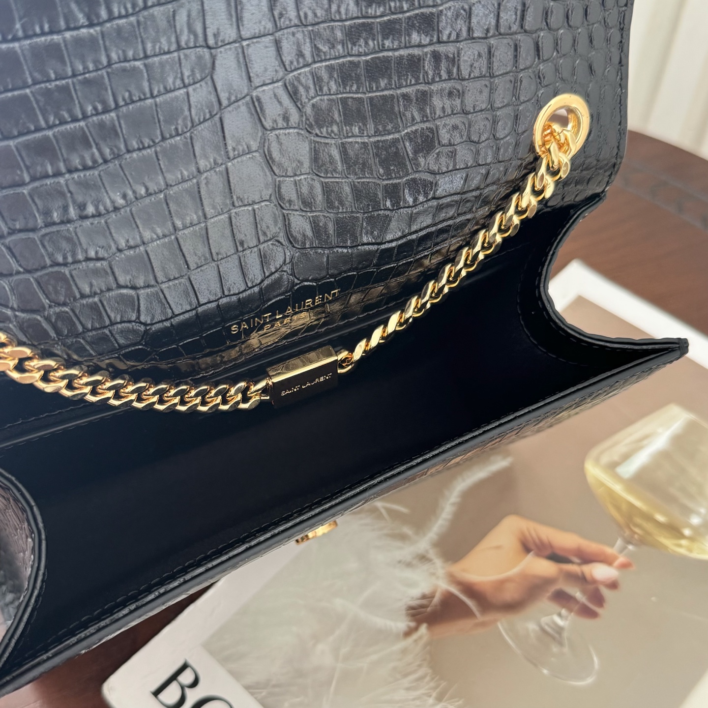 全套包装！kate小号小鳄鱼纹流苏包，经典的款式搭配牛皮压鳄鱼纹，非常亮眼。流苏的设计给这款包包增加了柔