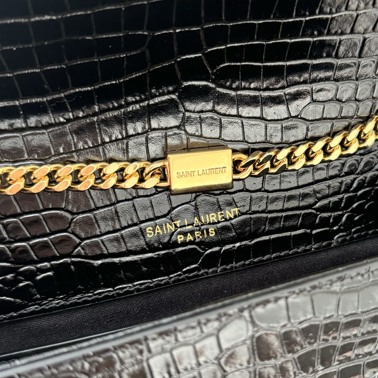 全套包装！kate小号小鳄鱼纹流苏包，经典的款式搭配牛皮压鳄鱼纹，非常亮眼。流苏的设计给这款包包增加了柔