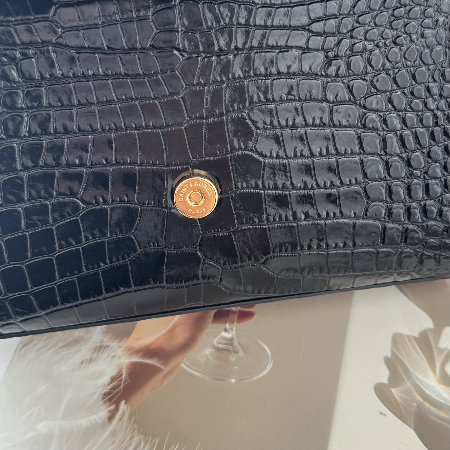 全套包装！kate小号小鳄鱼纹流苏包，经典的款式搭配牛皮压鳄鱼纹，非常亮眼。流苏的设计给这款包包增加了柔