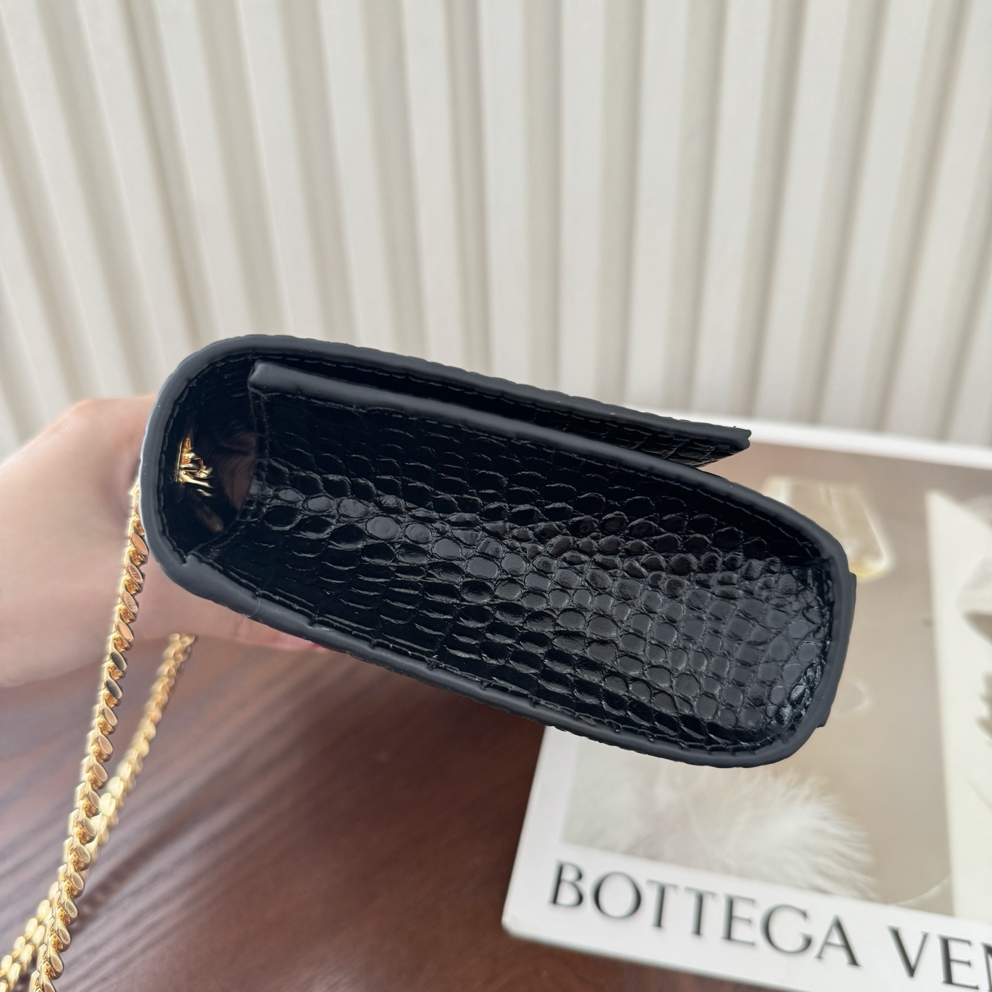 全套包装！kate小号小鳄鱼纹流苏包，经典的款式搭配牛皮压鳄鱼纹，非常亮眼。流苏的设计给这款包包增加了柔