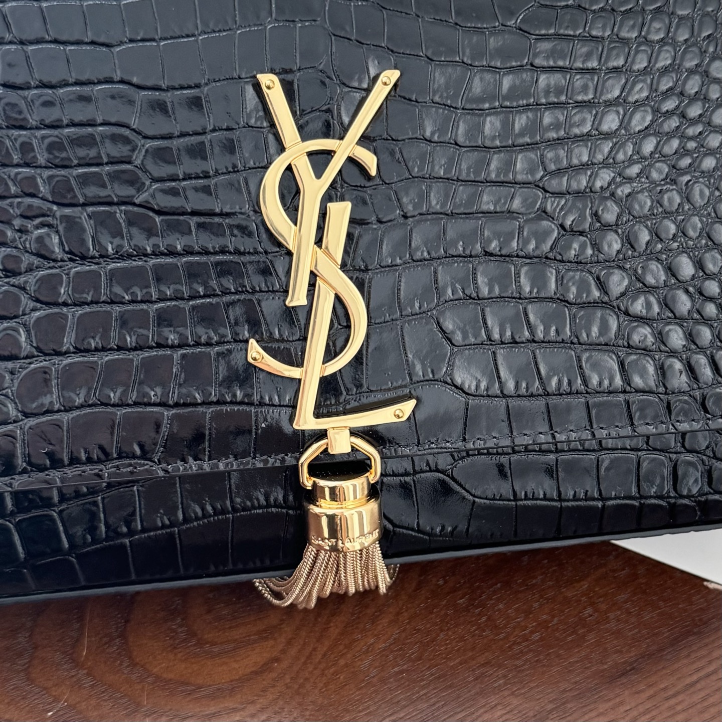 全套包装！kate小号小鳄鱼纹流苏包，经典的款式搭配牛皮压鳄鱼纹，非常亮眼。流苏的设计给这款包包增加了柔