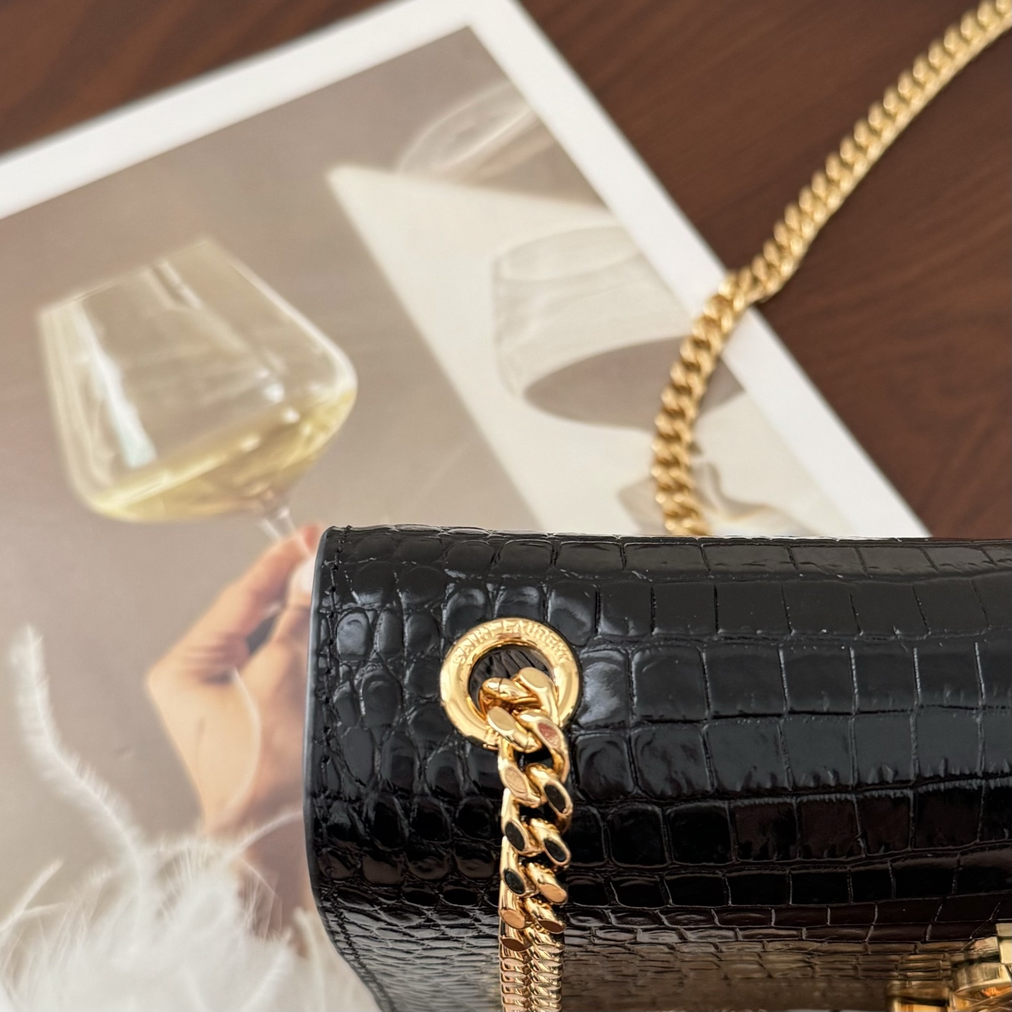 全套包装！kate小号小鳄鱼纹流苏包，经典的款式搭配牛皮压鳄鱼纹，非常亮眼。流苏的设计给这款包包增加了柔