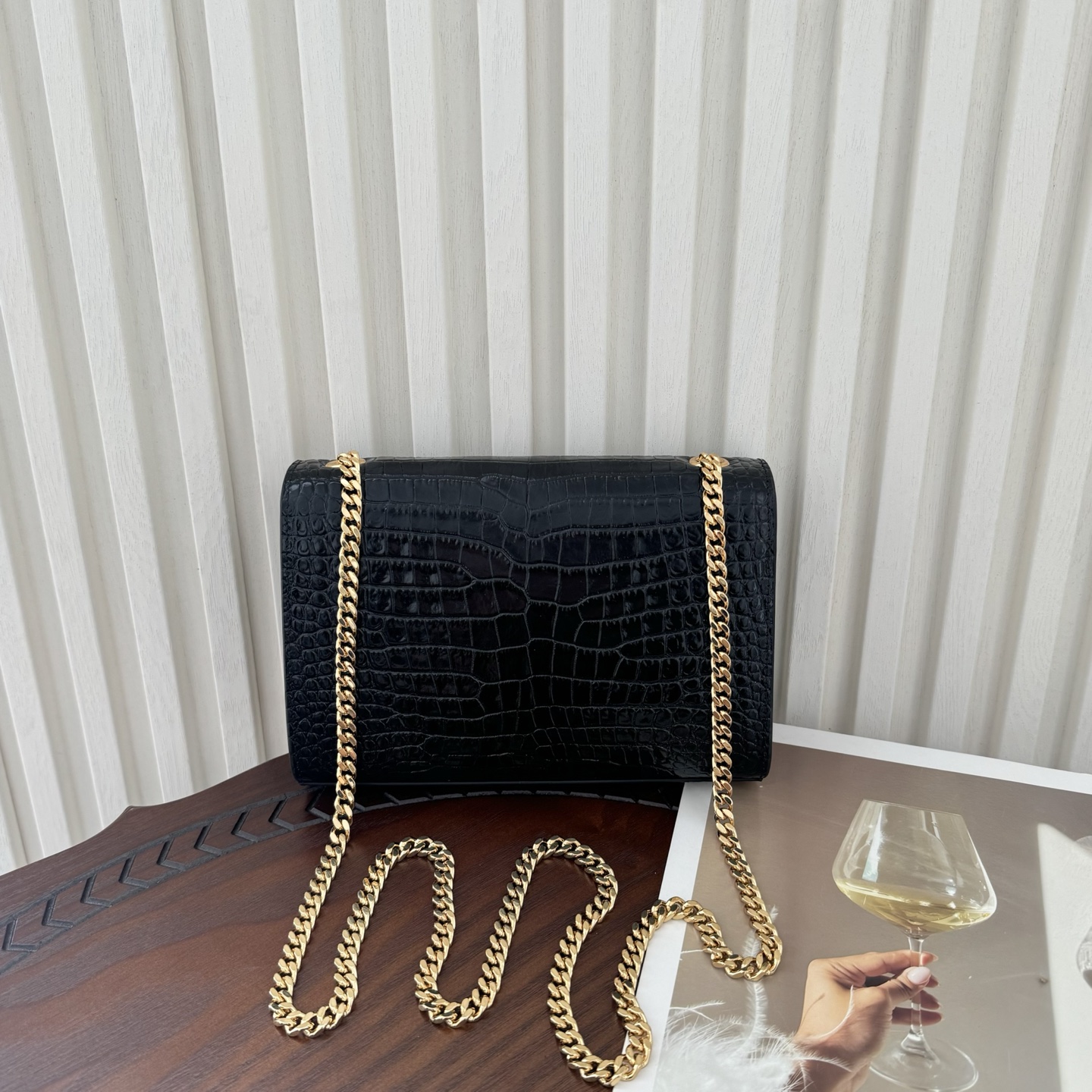 全套包装！kate小号小鳄鱼纹流苏包，经典的款式搭配牛皮压鳄鱼纹，非常亮眼。流苏的设计给这款包包增加了柔